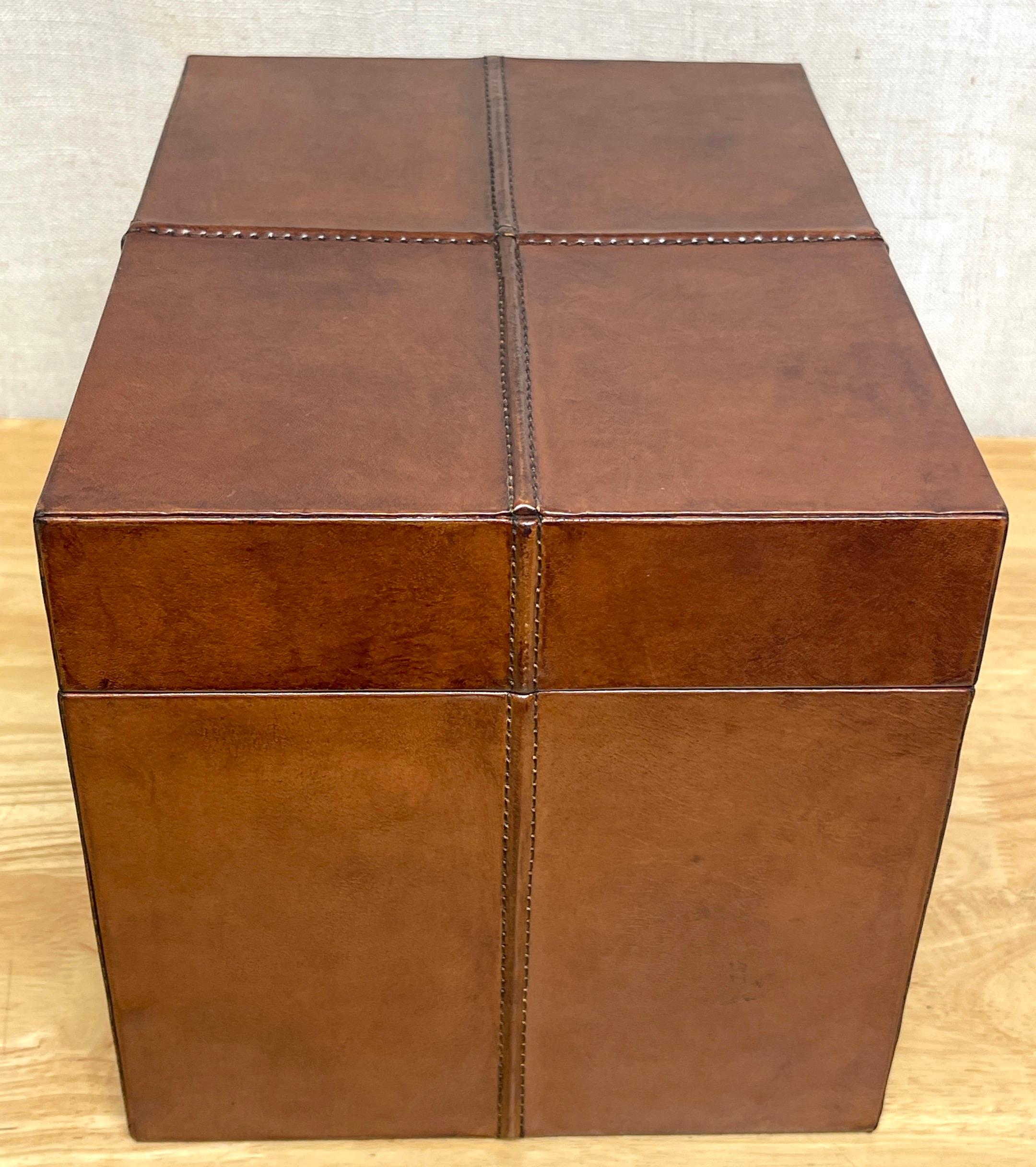 Boîte de table rectangulaire française moderne en cuir cousu en vente 2