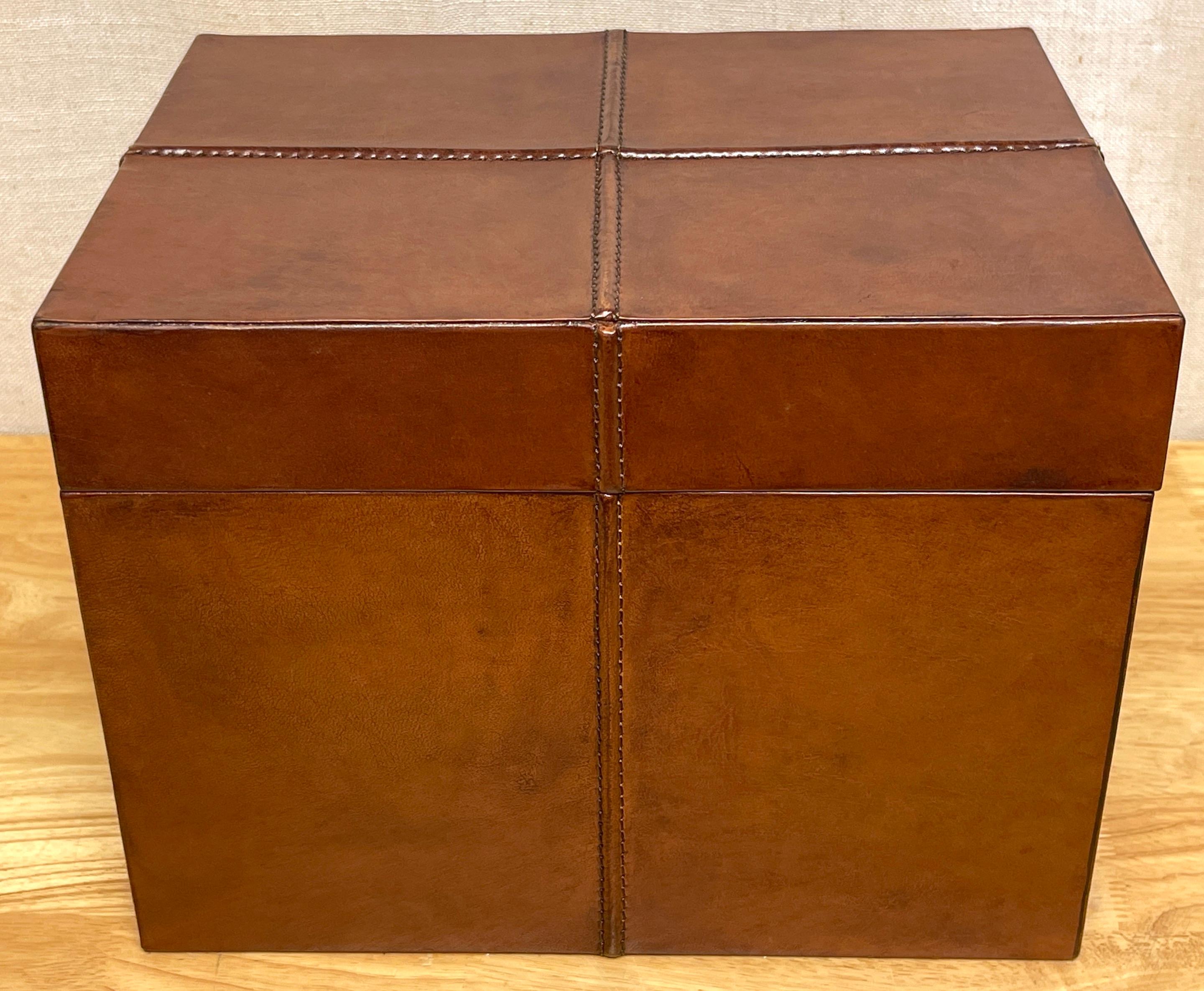 Boîte de table rectangulaire française moderne en cuir cousu Bon état - En vente à West Palm Beach, FL