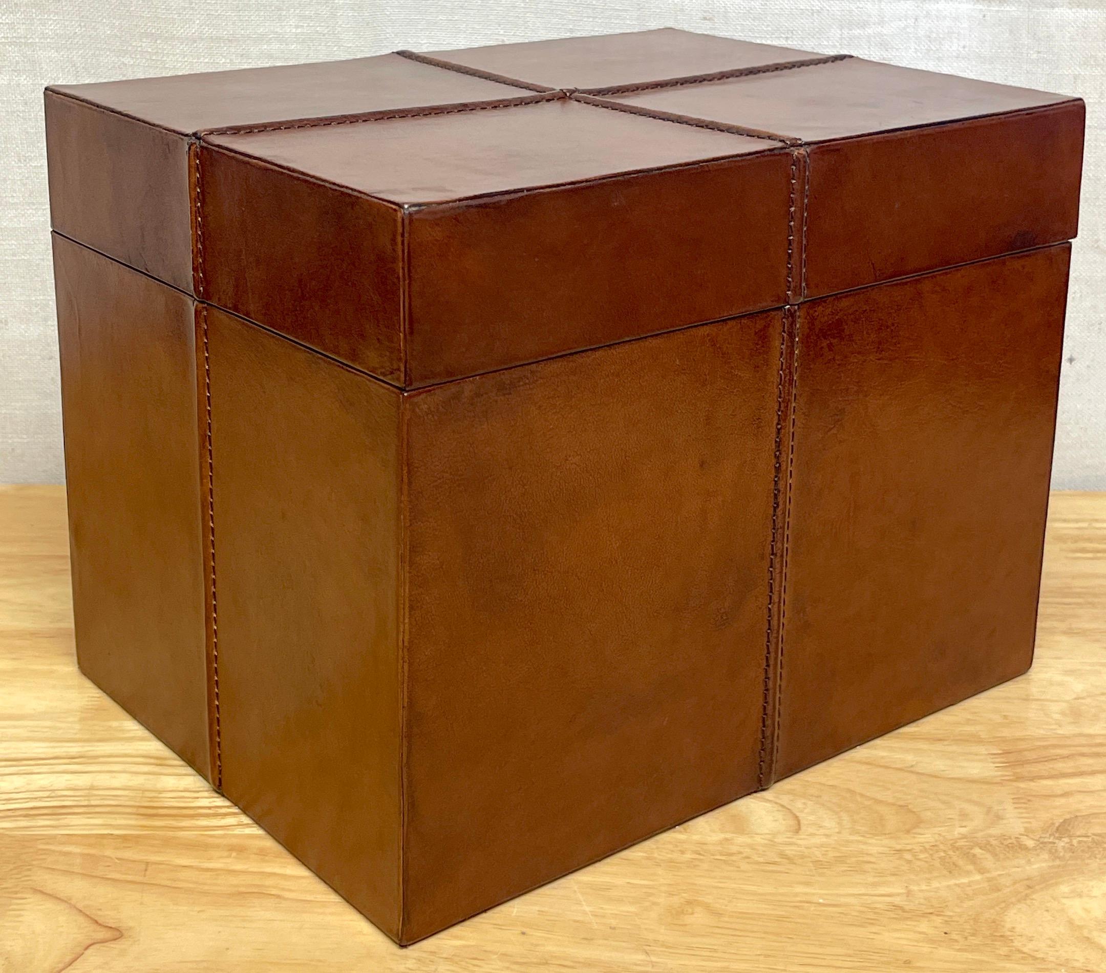 Boîte de table rectangulaire française moderne en cuir cousu en vente 1