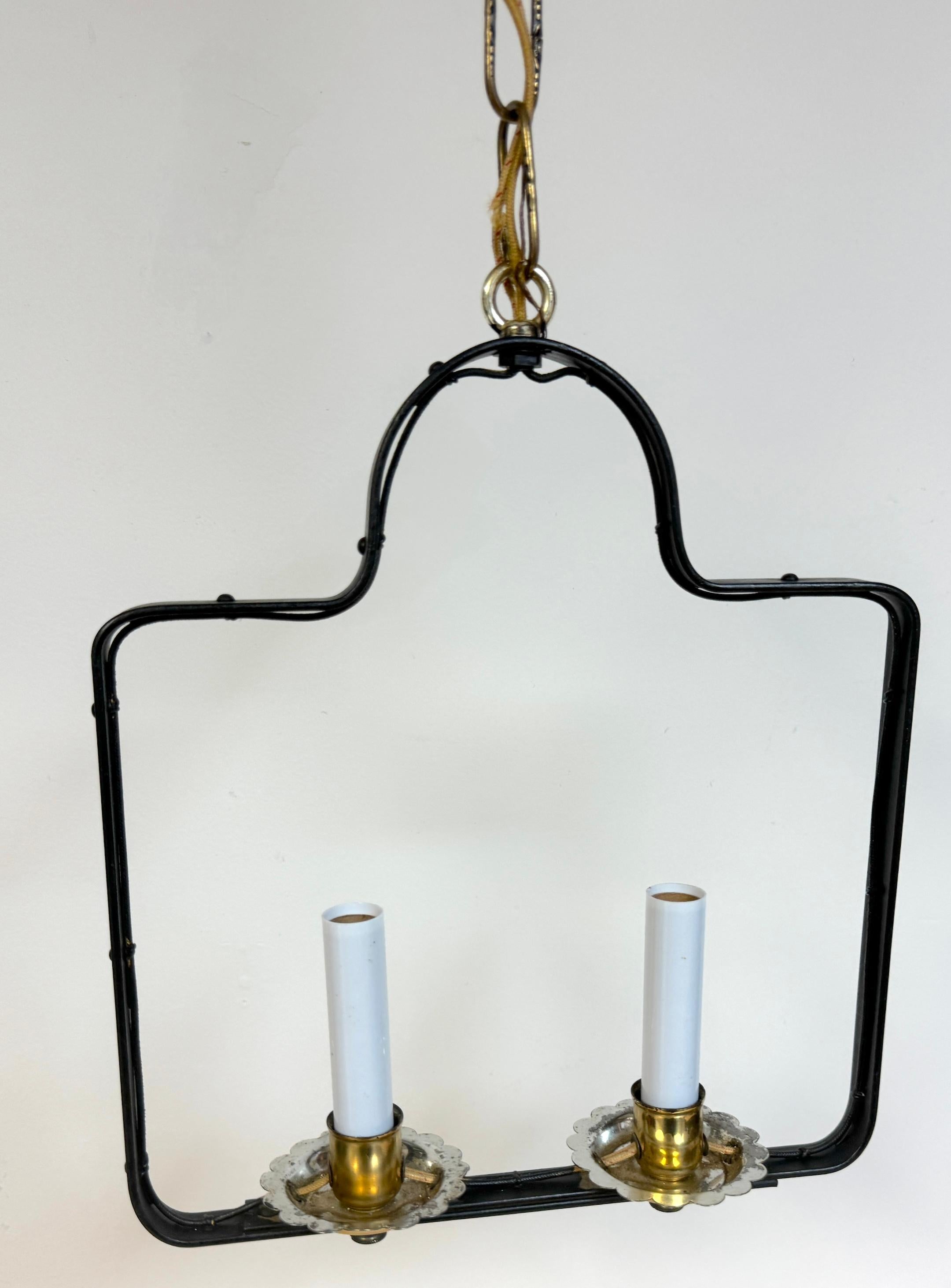 Lanterna moderna francese a 2 luci in ferro battuto e cucito, stile Adnet, Francia, circa anni '50

Questa squisita lanterna French Modern, risalente agli anni '50 circa, incarna l'etica del design elegante e robusto della metà del XX secolo.