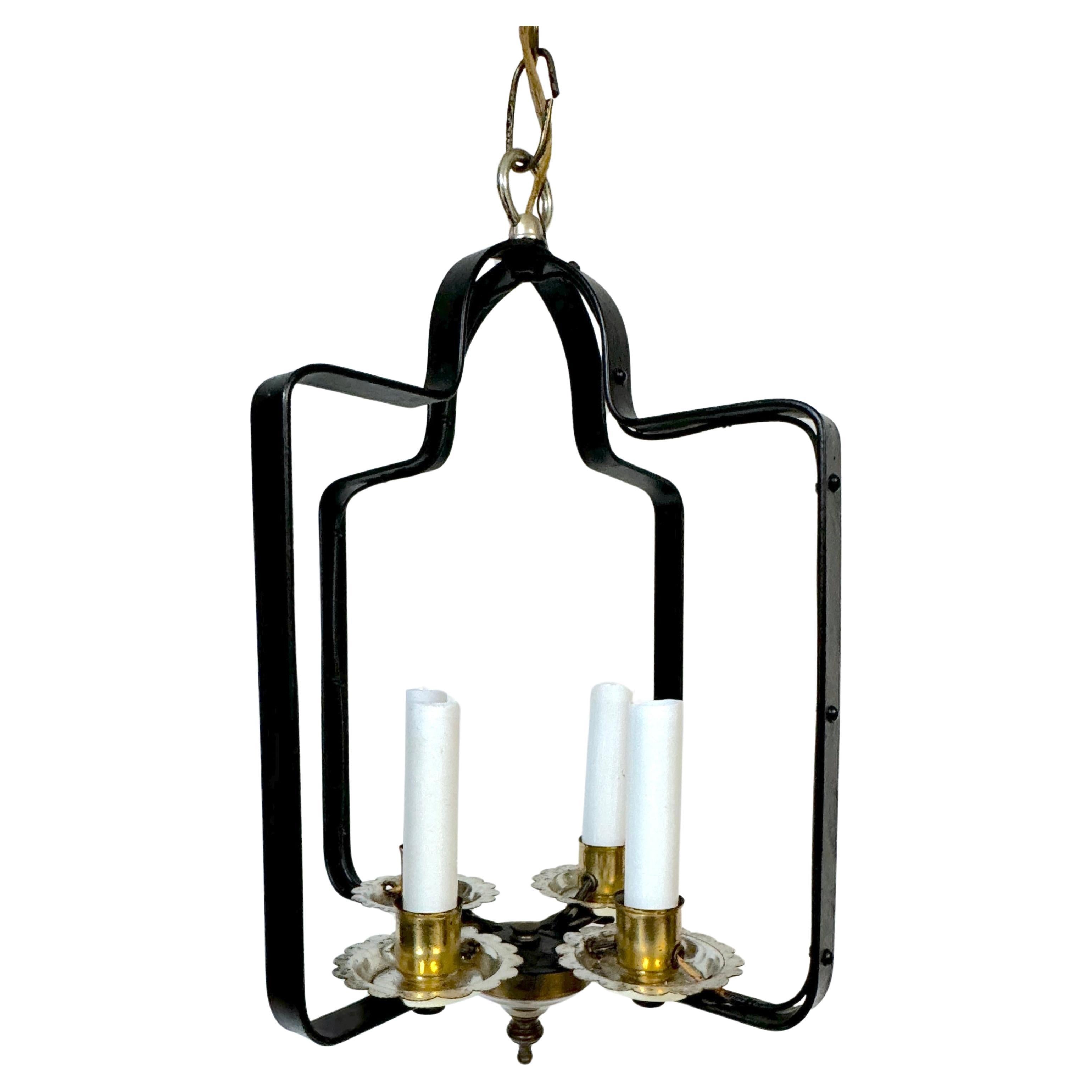 Lanterna a pagoda moderna francese a 4 luci in ferro battuto, stile Adnet, Francia, circa anni '50

Questa splendida lanterna francese moderna degli anni '50 mostra le caratteristiche di design raffinato e durevole dell'epoca. Realizzato in ferro