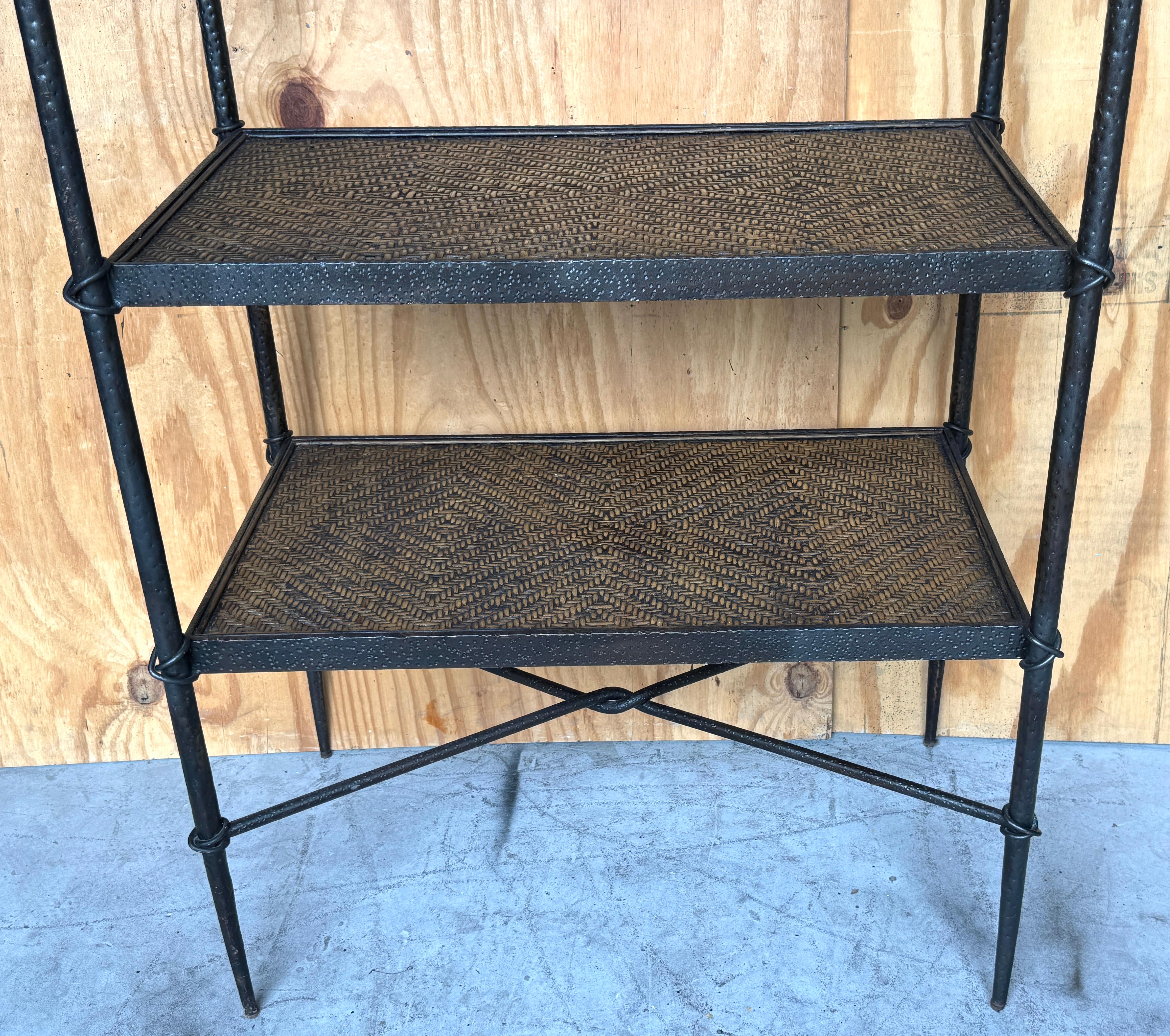 Moderne französische Etagere aus geschmiedeter Bronze und geflochtenem Rattan, skulpturale Form im Angebot 4
