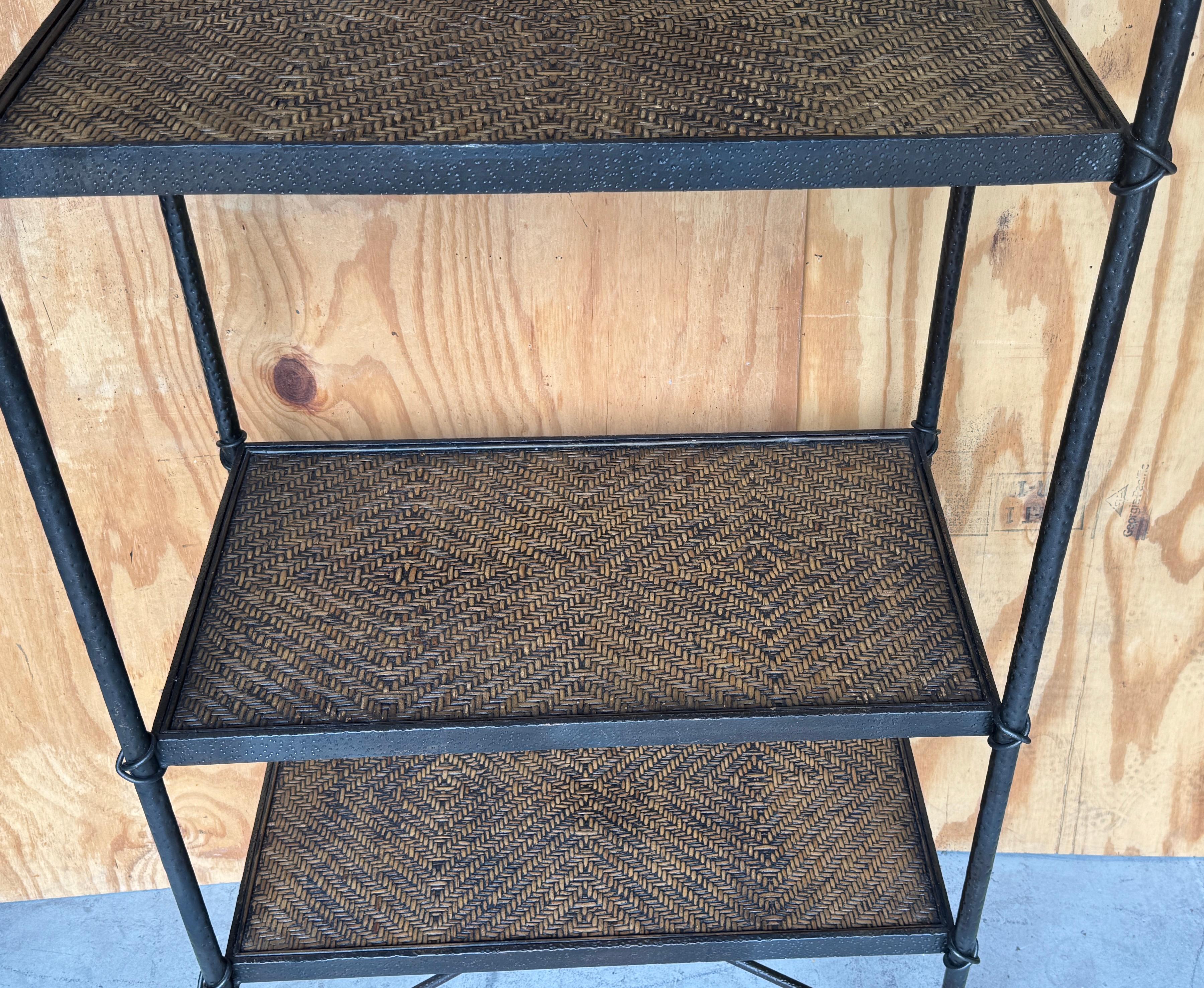 Moderne französische Etagere aus geschmiedeter Bronze und geflochtenem Rattan, skulpturale Form im Angebot 6
