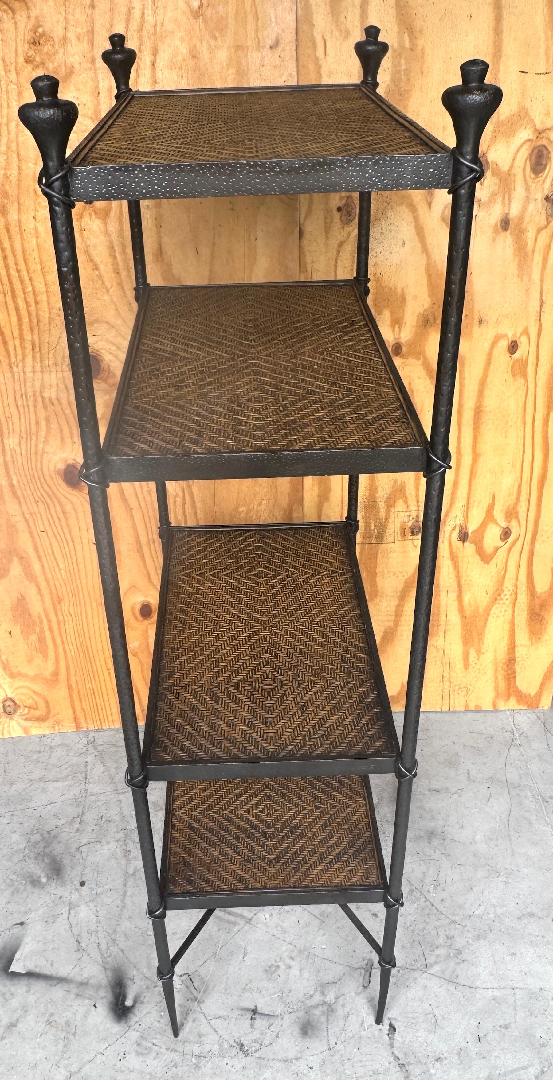 Moderne französische Etagere aus geschmiedeter Bronze und geflochtenem Rattan, skulpturale Form im Angebot 7