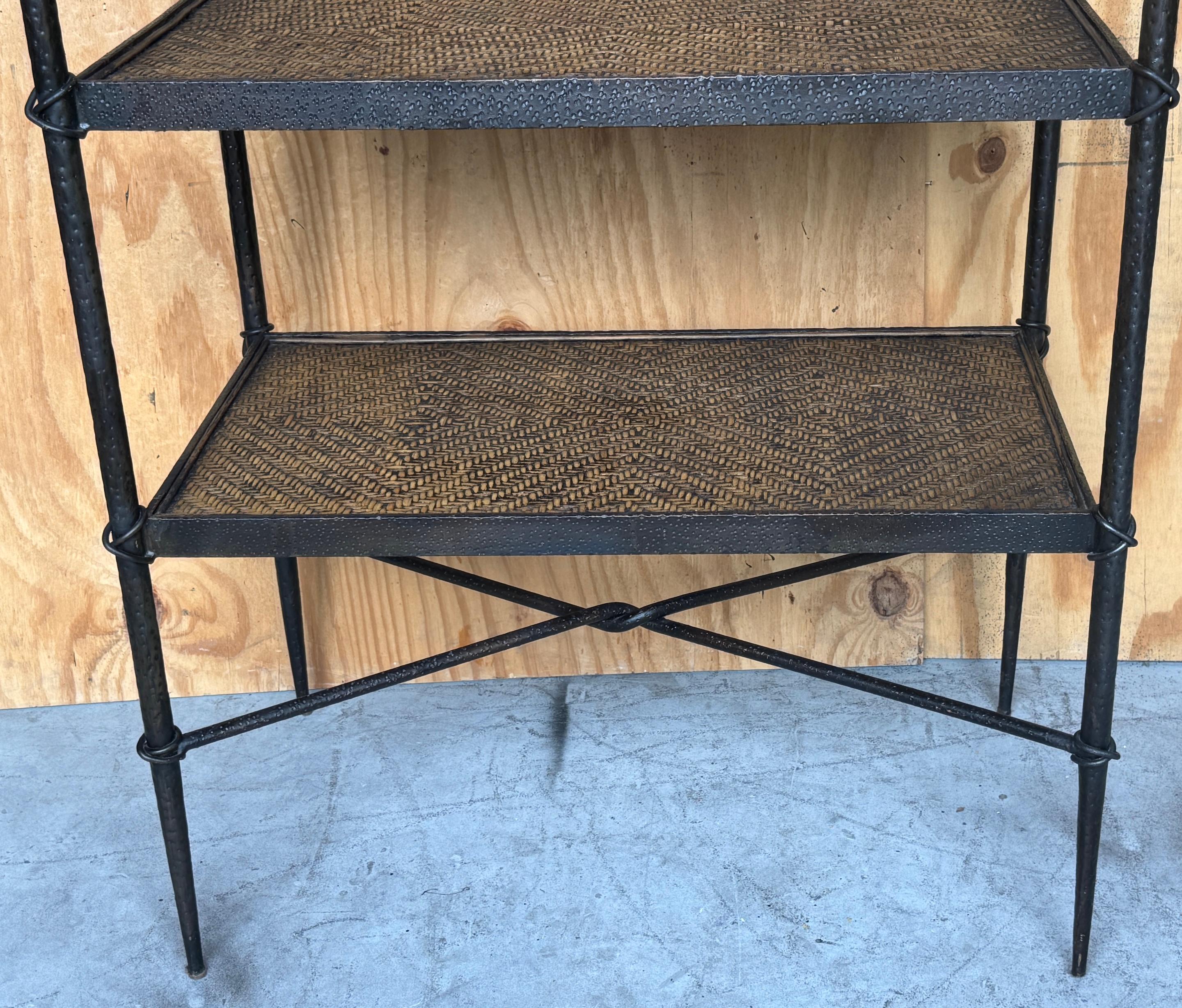 Moderne französische Etagere aus geschmiedeter Bronze und geflochtenem Rattan, skulpturale Form im Angebot 8