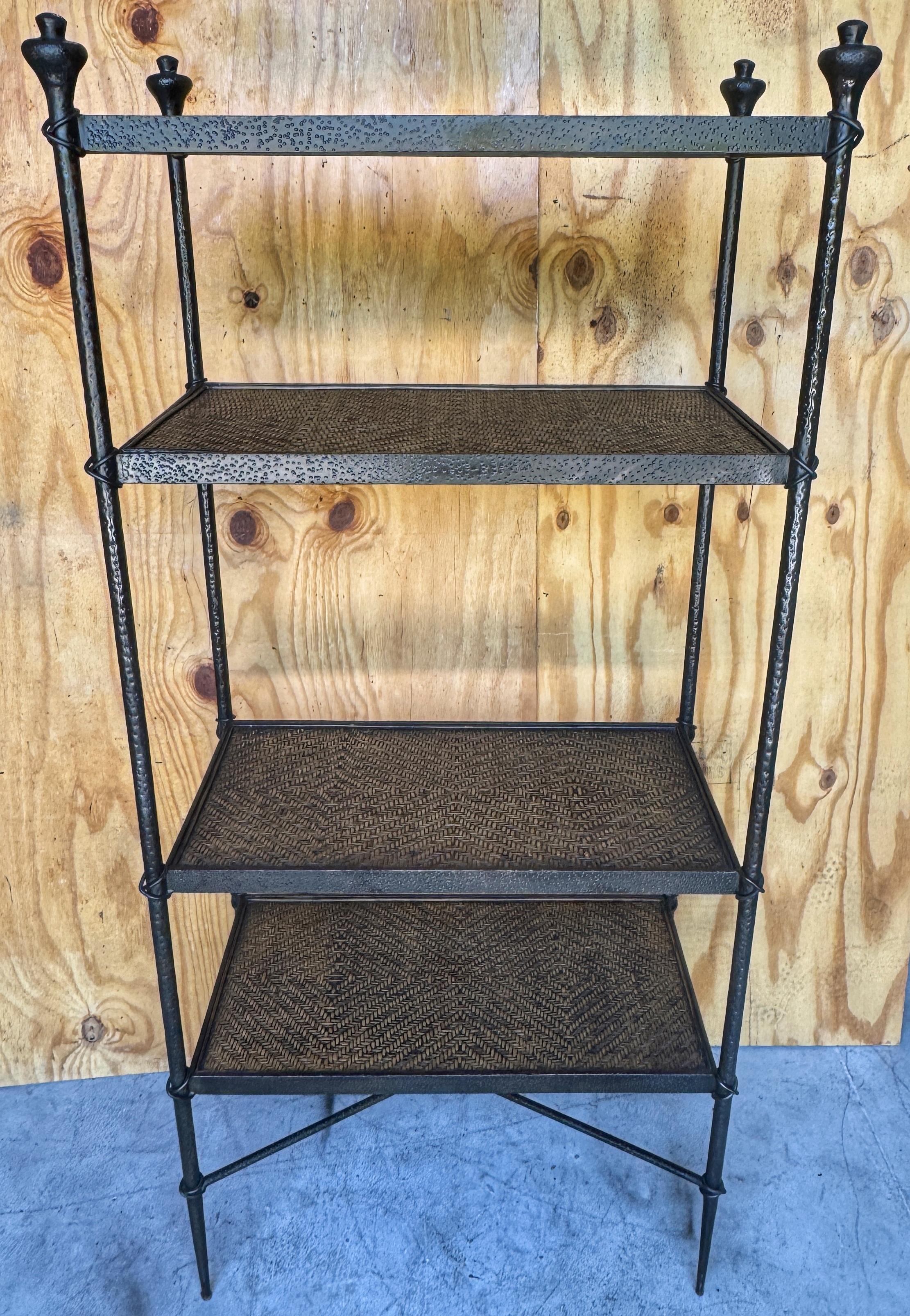 Moderne französische Etagere aus geschmiedeter Bronze und geflochtenem Rattan, skulpturale Form

Eine skulpturale und großzügige Etagere im Stil der französischen Moderne, die aus geschmiedetem, bronziertem Metall und fein geflochtenem Rattan