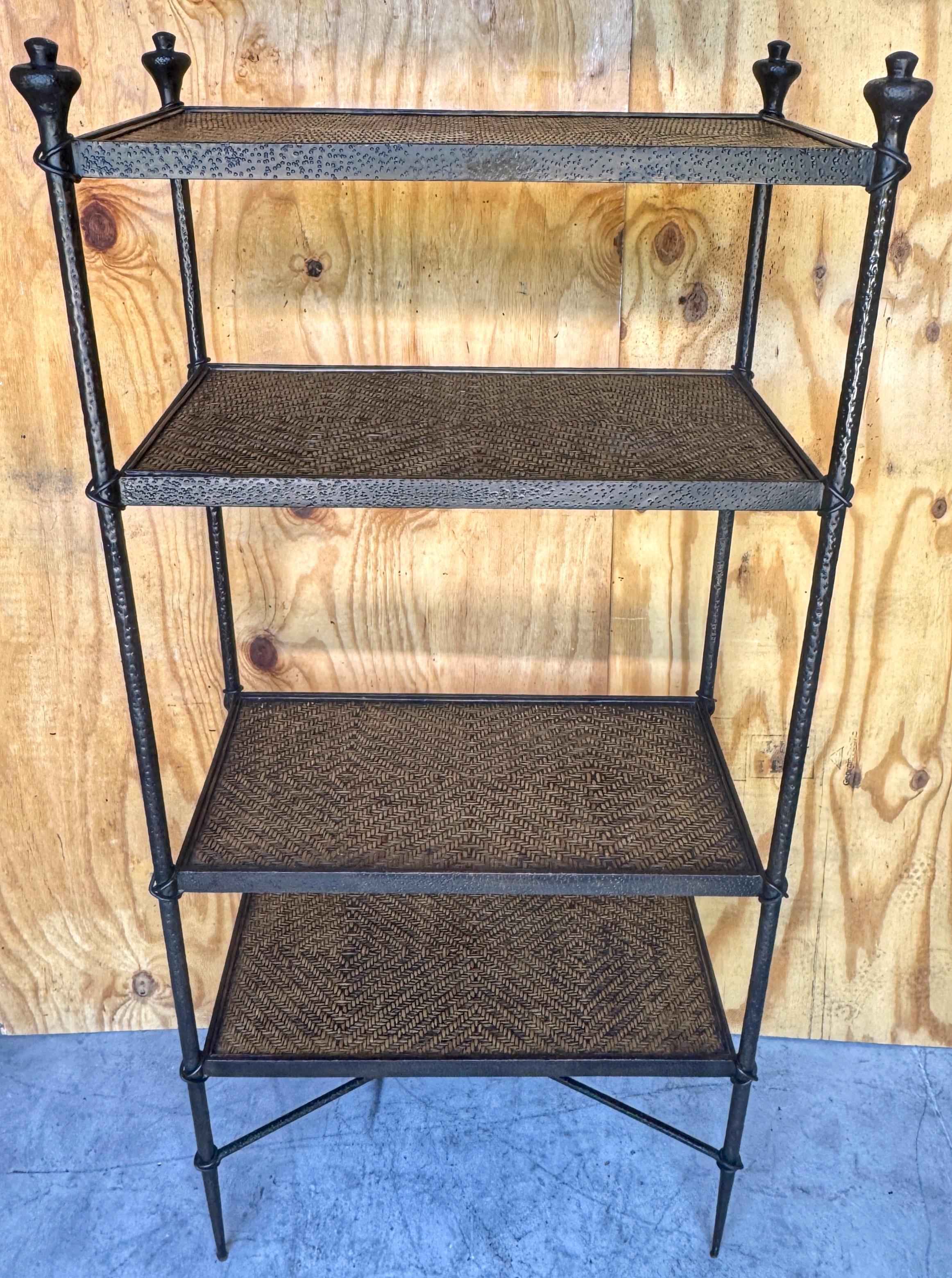 Moderne französische Etagere aus geschmiedeter Bronze und geflochtenem Rattan, skulpturale Form (Bronziert) im Angebot