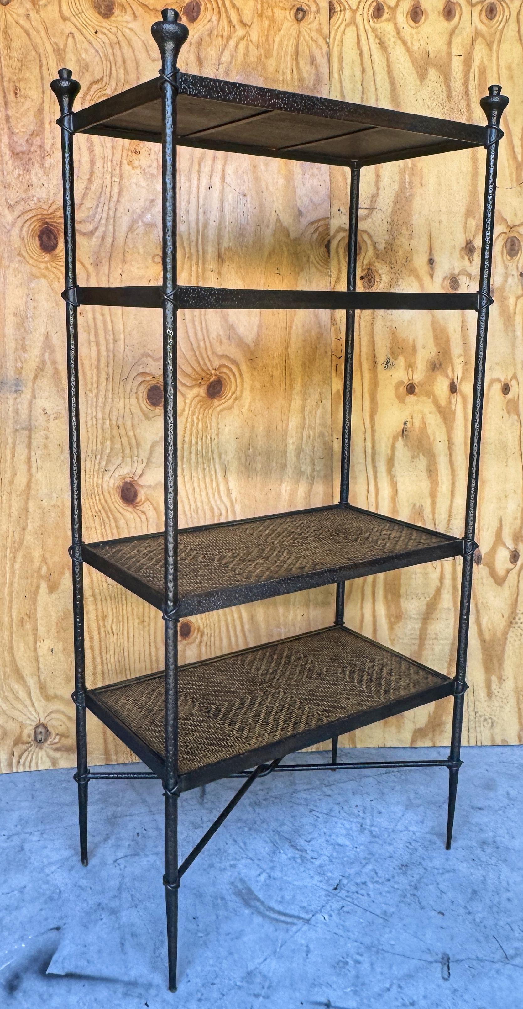 Moderne französische Etagere aus geschmiedeter Bronze und geflochtenem Rattan, skulpturale Form im Zustand „Gut“ im Angebot in West Palm Beach, FL