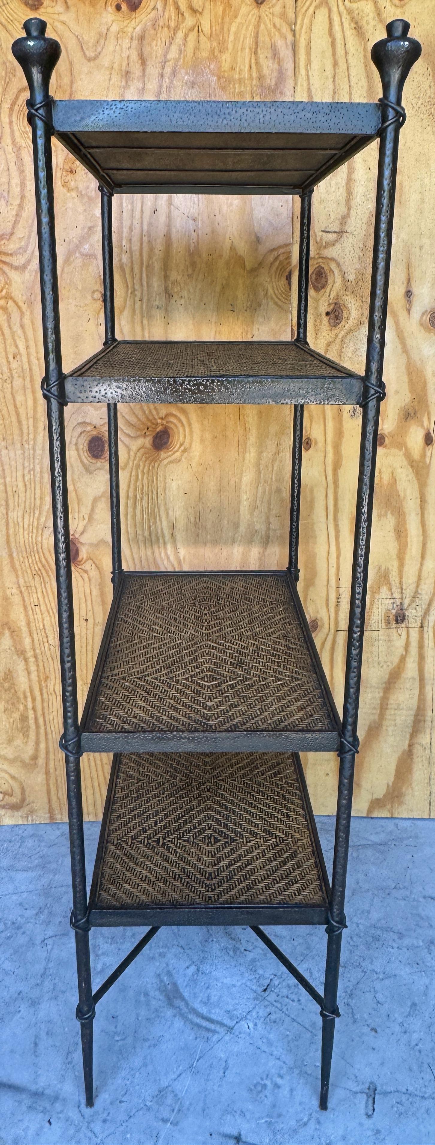 Moderne französische Etagere aus geschmiedeter Bronze und geflochtenem Rattan, skulpturale Form (20. Jahrhundert) im Angebot