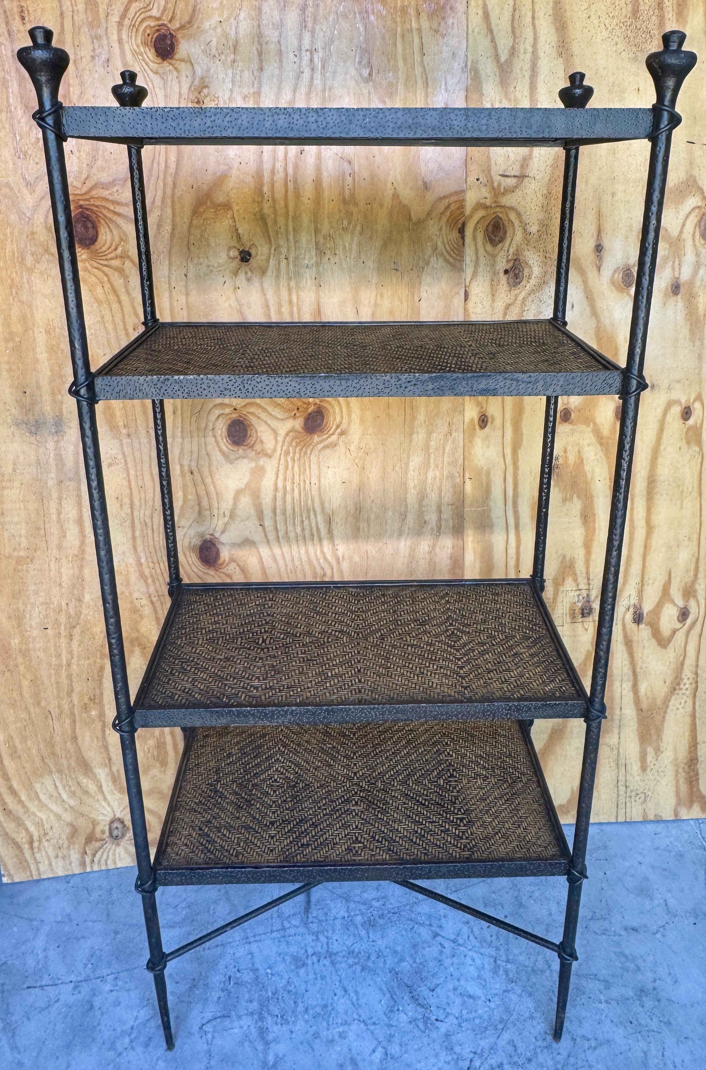 Moderne französische Etagere aus geschmiedeter Bronze und geflochtenem Rattan, skulpturale Form (Metall) im Angebot