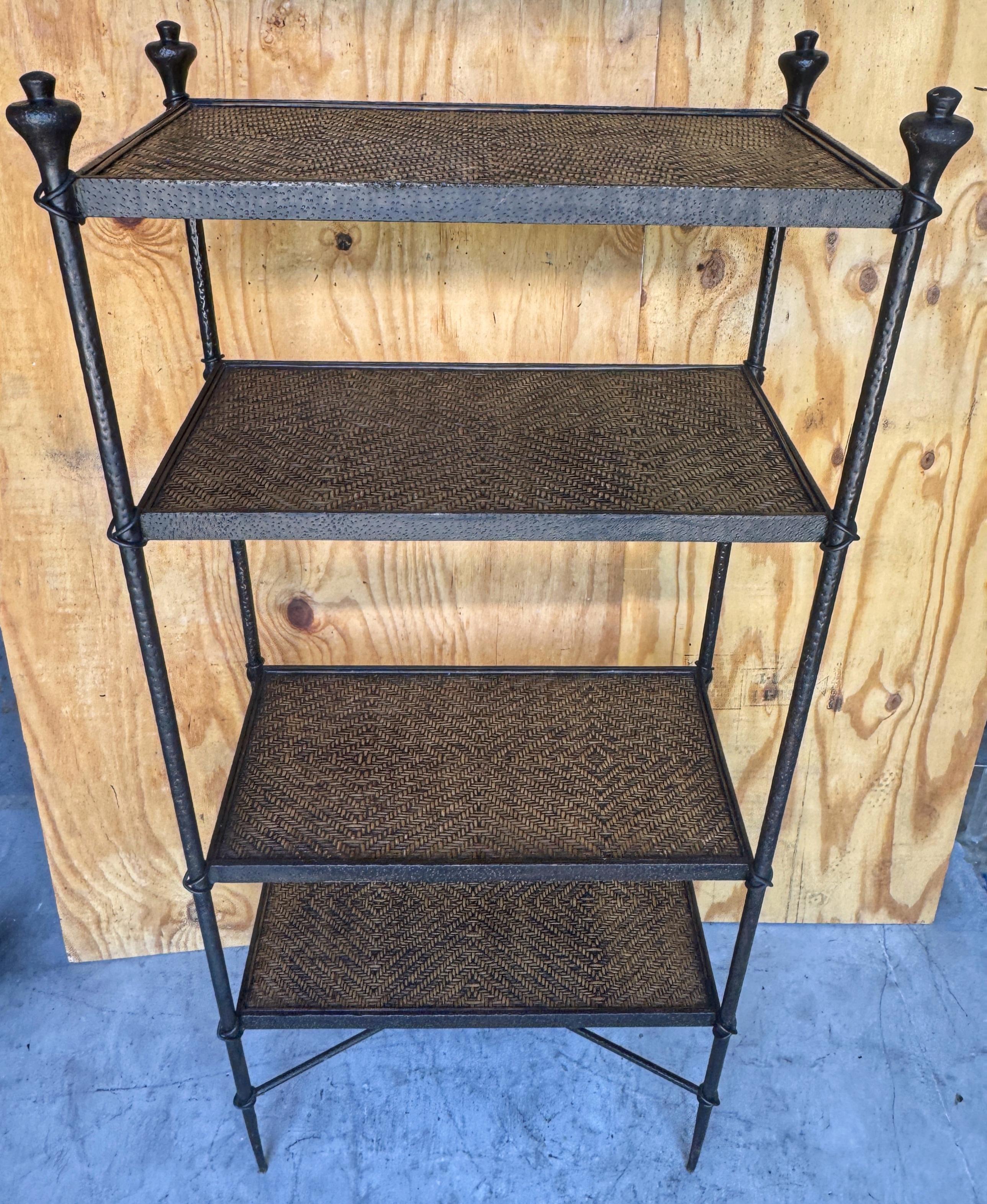 Moderne französische Etagere aus geschmiedeter Bronze und geflochtenem Rattan, skulpturale Form im Angebot 1