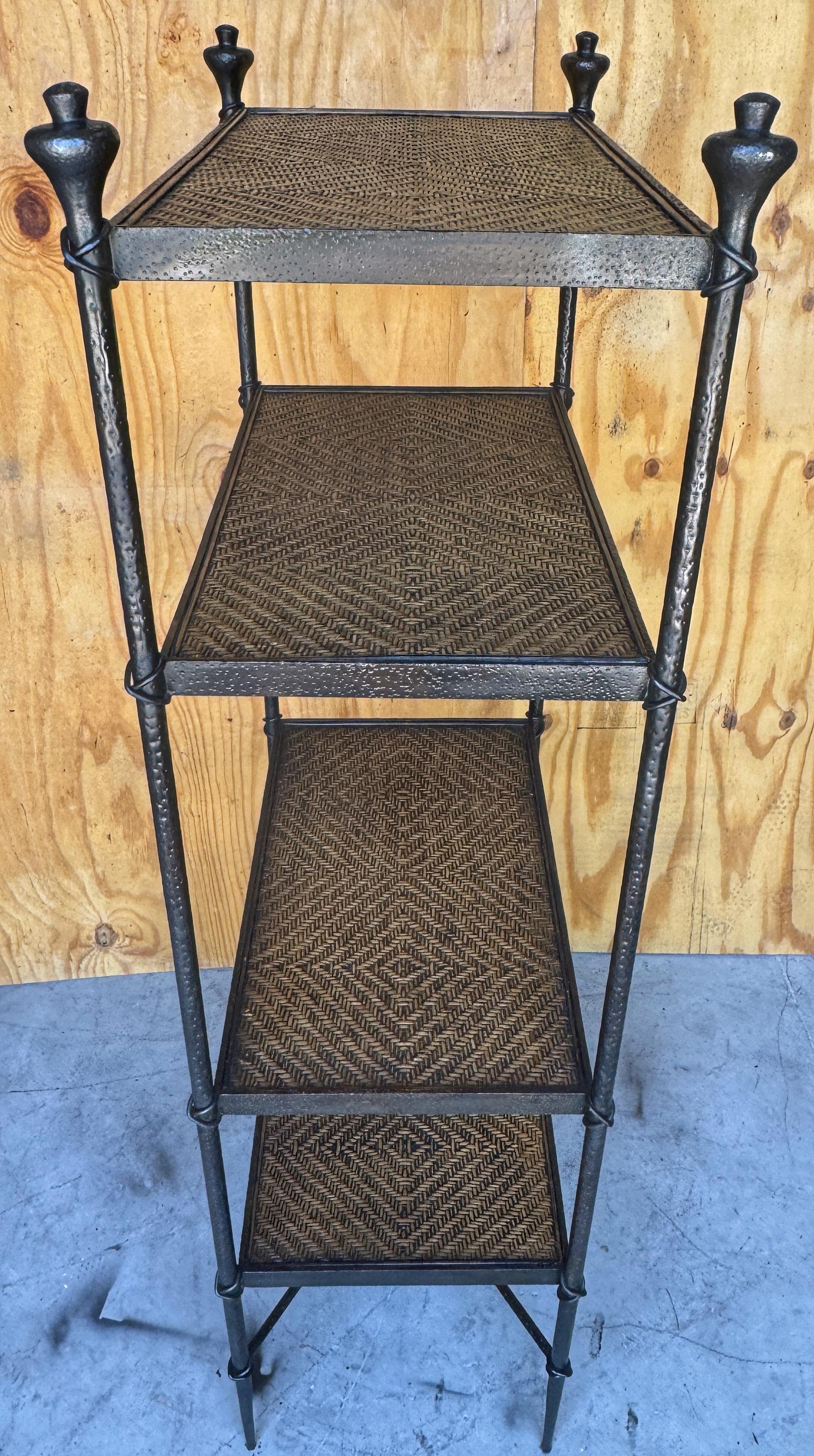 Moderne französische Etagere aus geschmiedeter Bronze und geflochtenem Rattan, skulpturale Form im Angebot 2