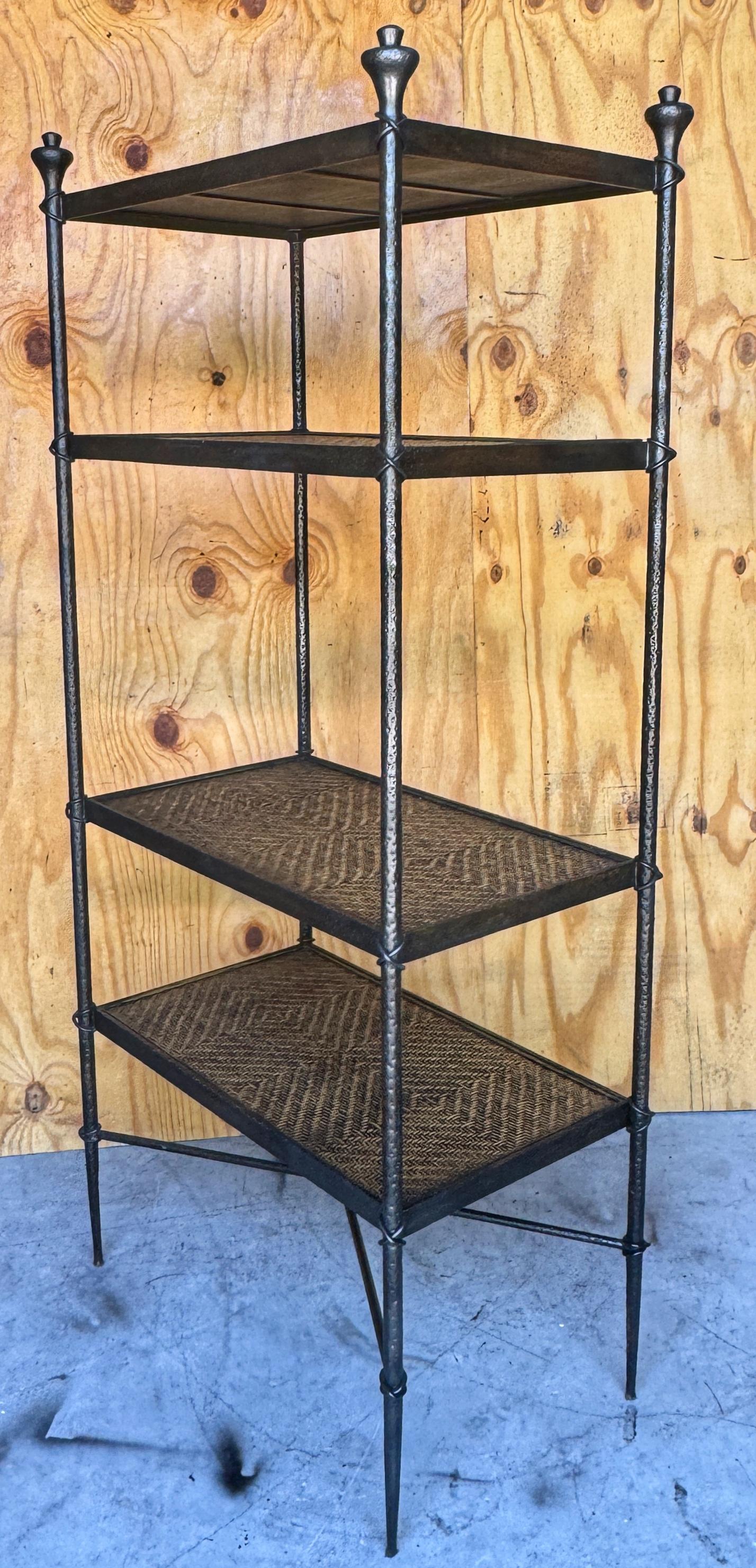 Moderne französische Etagere aus geschmiedeter Bronze und geflochtenem Rattan, skulpturale Form im Angebot 3