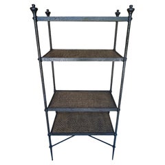 Moderne französische Etagere aus geschmiedeter Bronze und geflochtenem Rattan, skulpturale Form