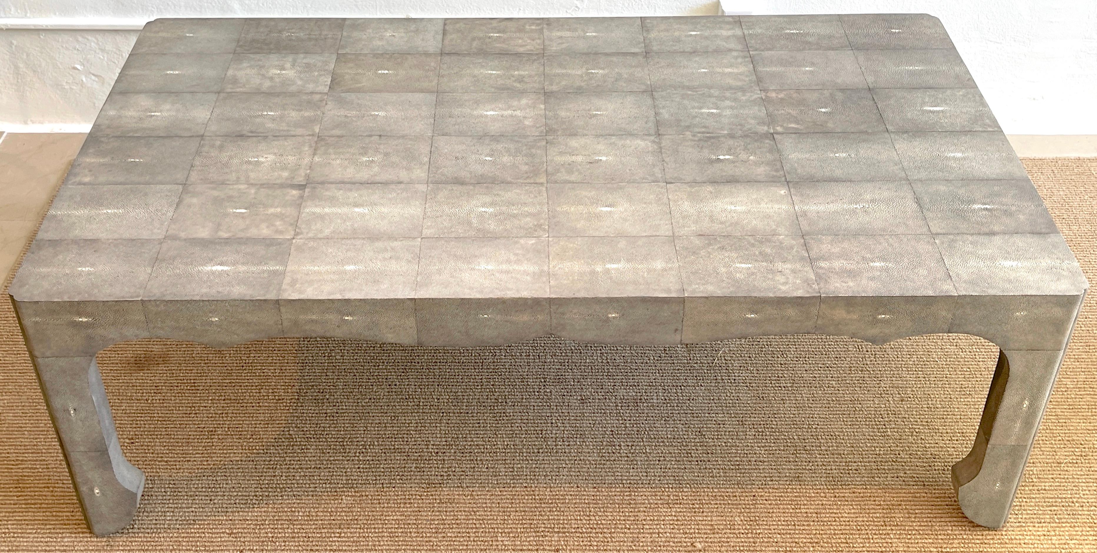 French Modern style grey shagreen coffee/cocktail table.
Fresh from a Palm Beach Estate.

Of substantial size, the book-matched grey and white specimen shagreen rectangular top, raised on four inverted cabriole footed legs, joined with a