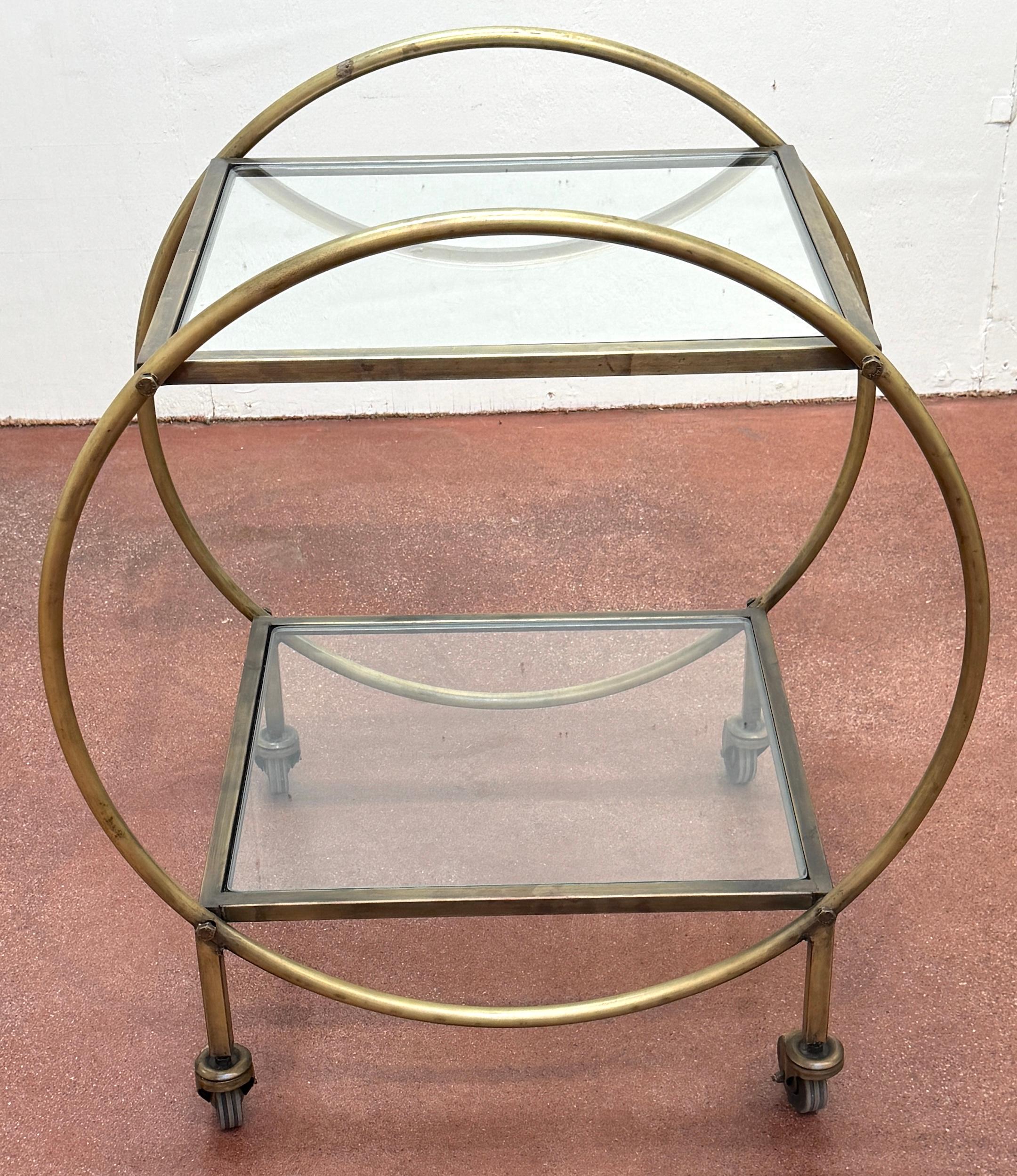Moderne Chariot de bar sphérique de style moderne français à deux niveaux en métal patiné doré et verre en vente