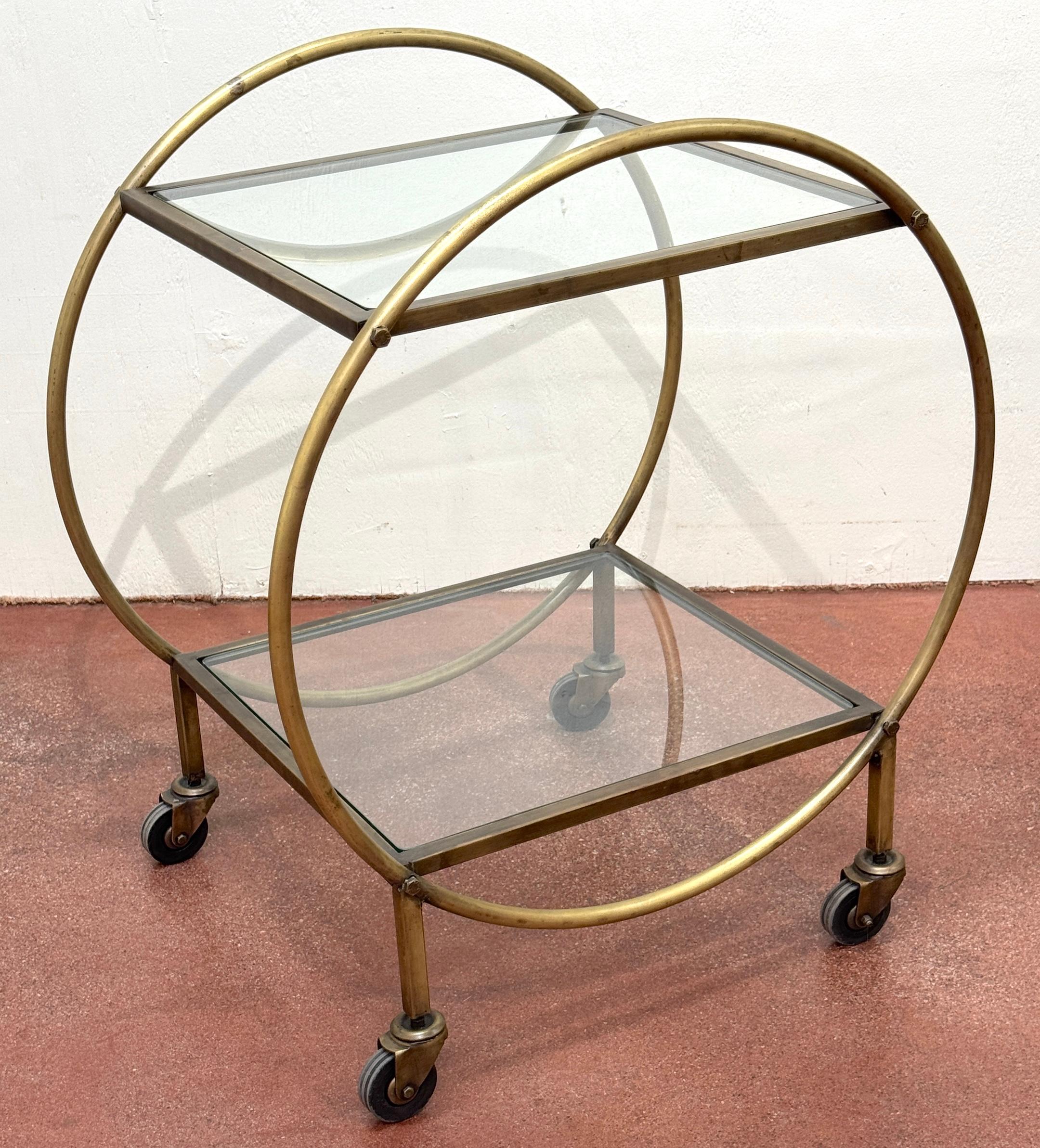 Patiné Chariot de bar sphérique de style moderne français à deux niveaux en métal patiné doré et verre en vente