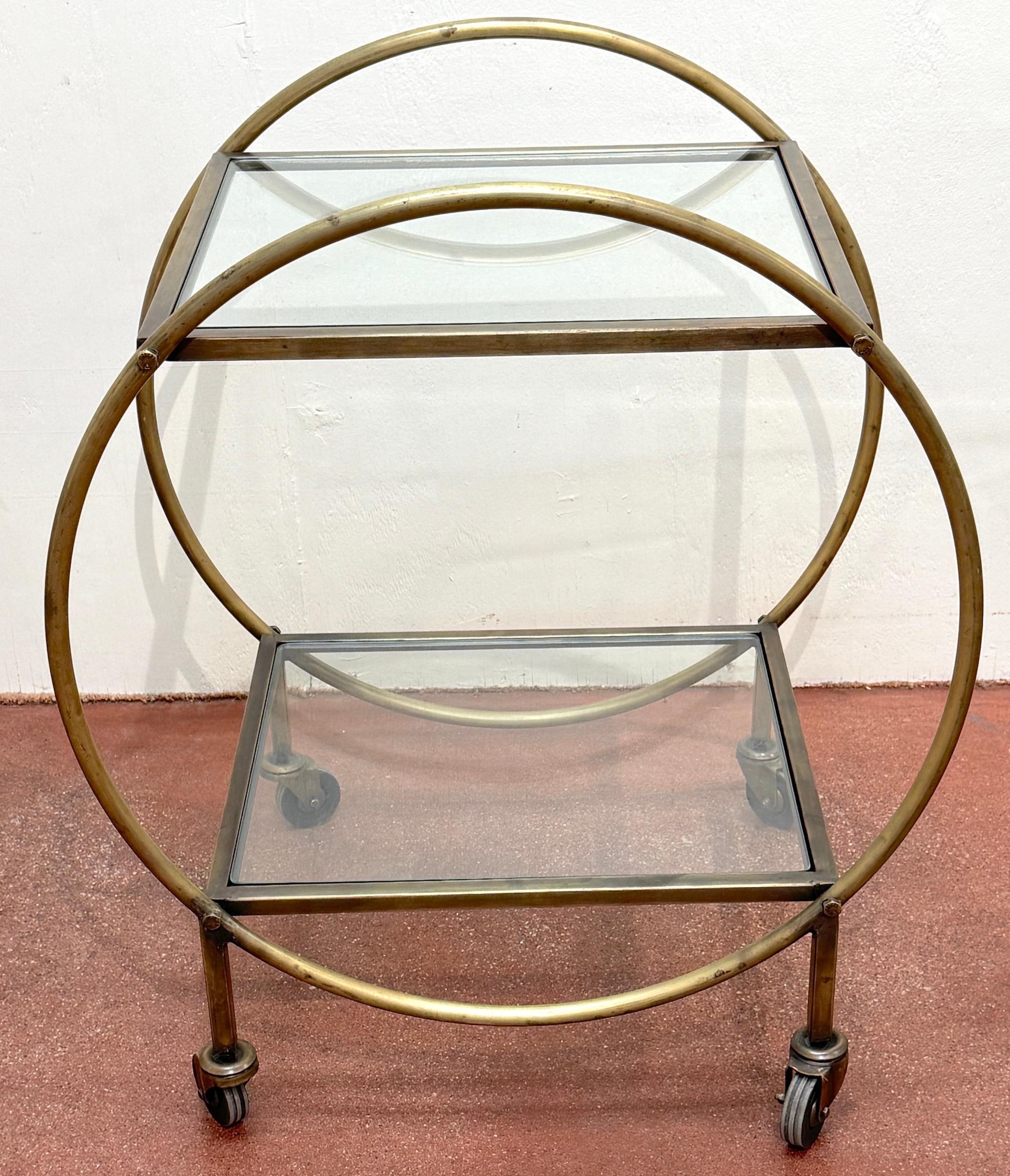 20ième siècle Chariot de bar sphérique de style moderne français à deux niveaux en métal patiné doré et verre en vente