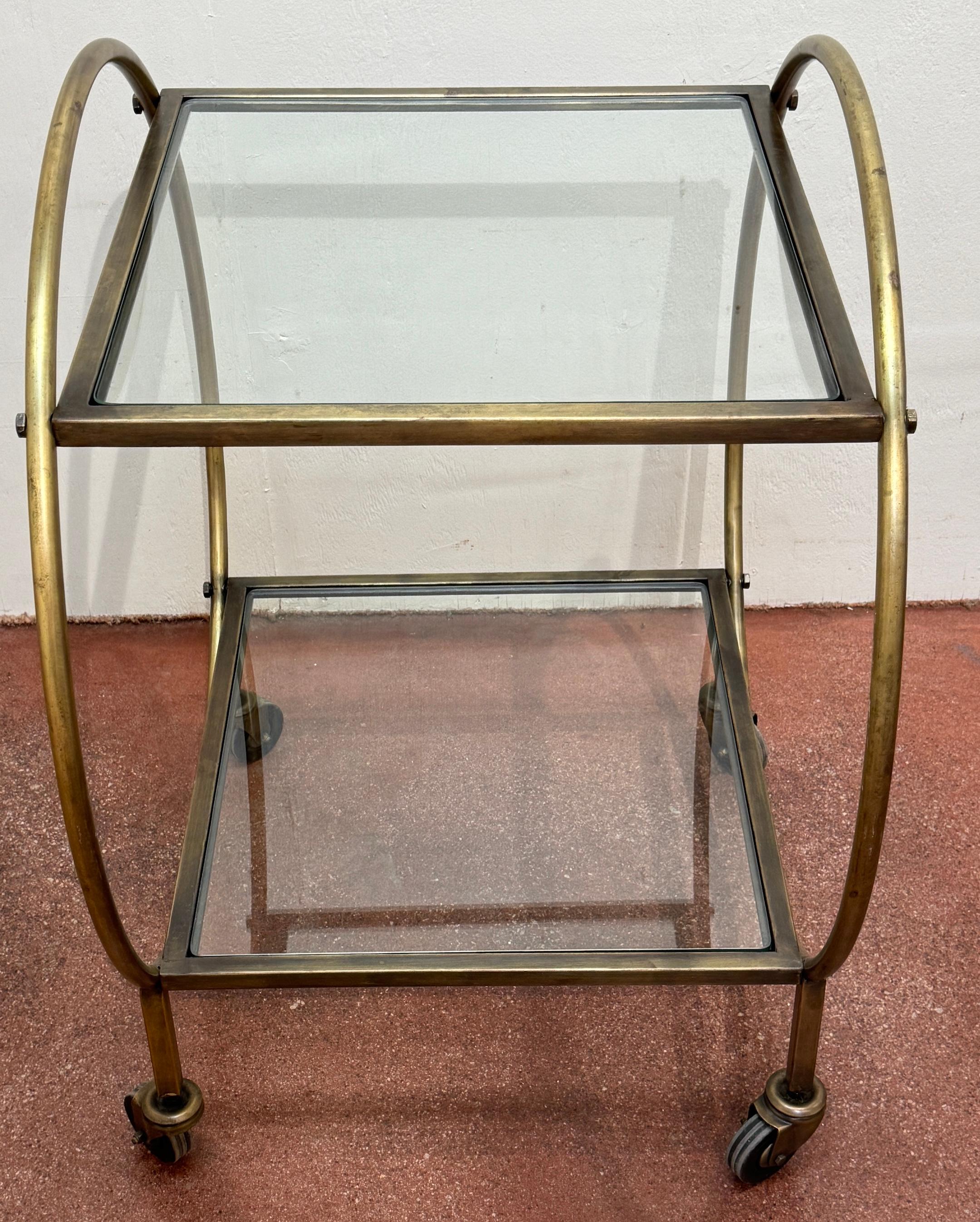 Métal Chariot de bar sphérique de style moderne français à deux niveaux en métal patiné doré et verre en vente