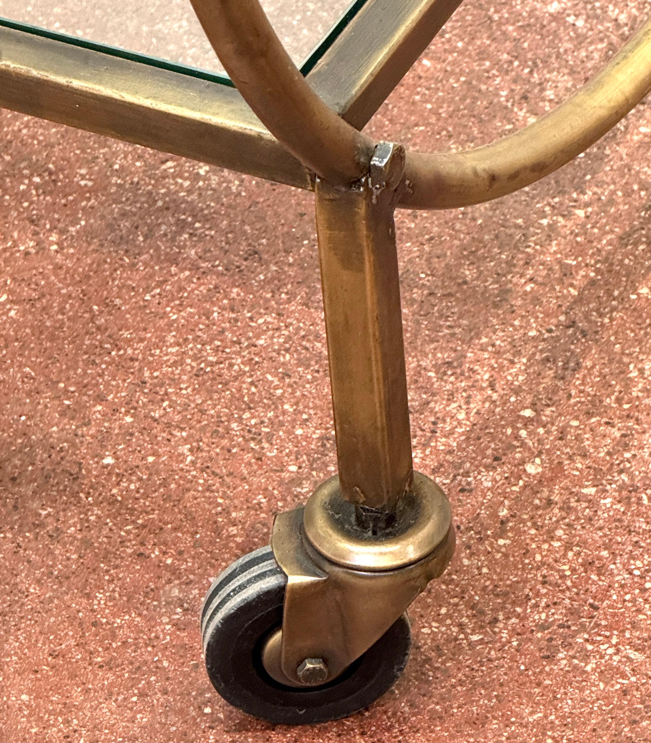 Chariot de bar sphérique de style moderne français à deux niveaux en métal patiné doré et verre en vente 1