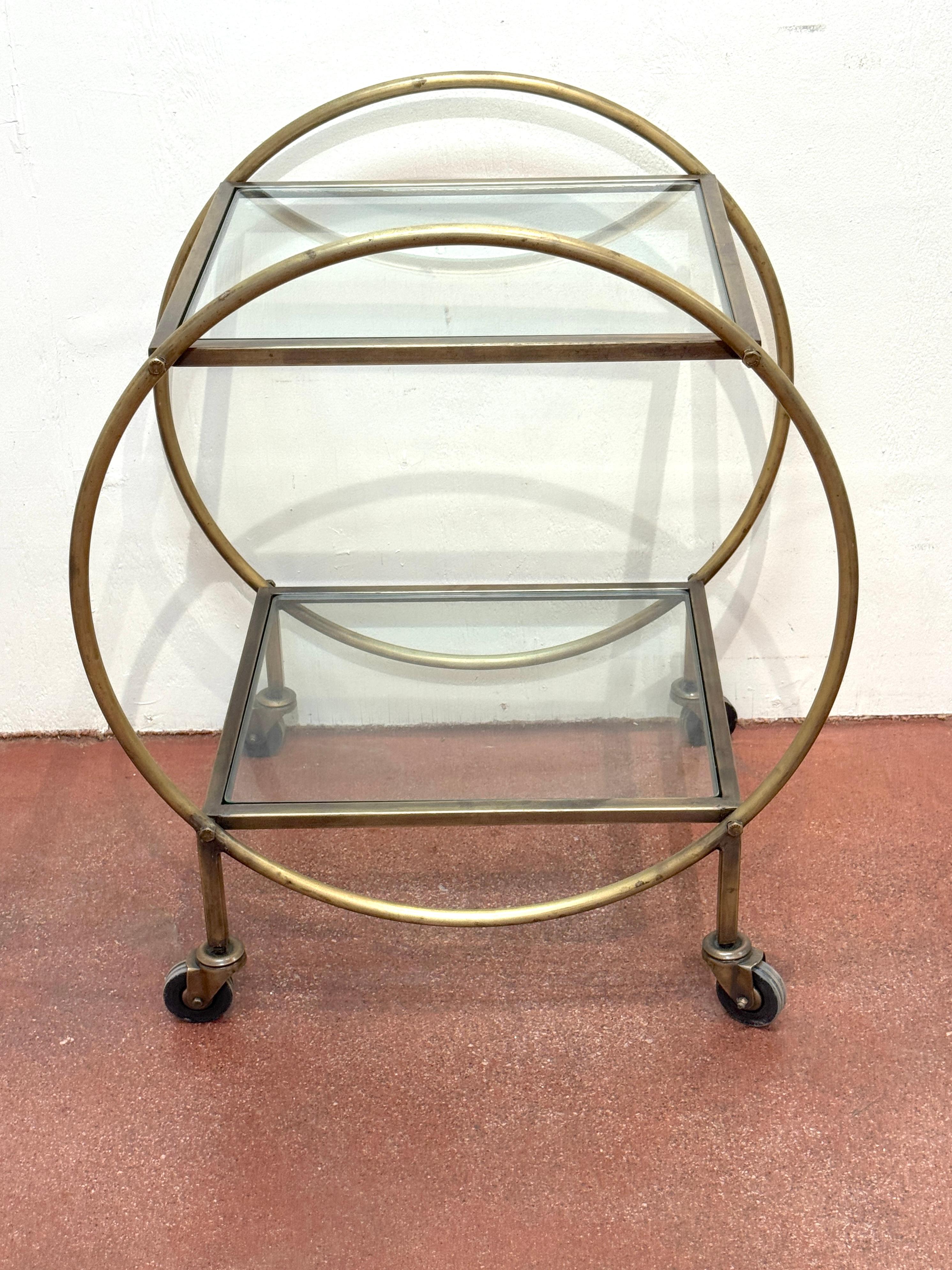 Chariot de bar sphérique de style moderne français à deux niveaux en métal patiné doré et verre en vente 2