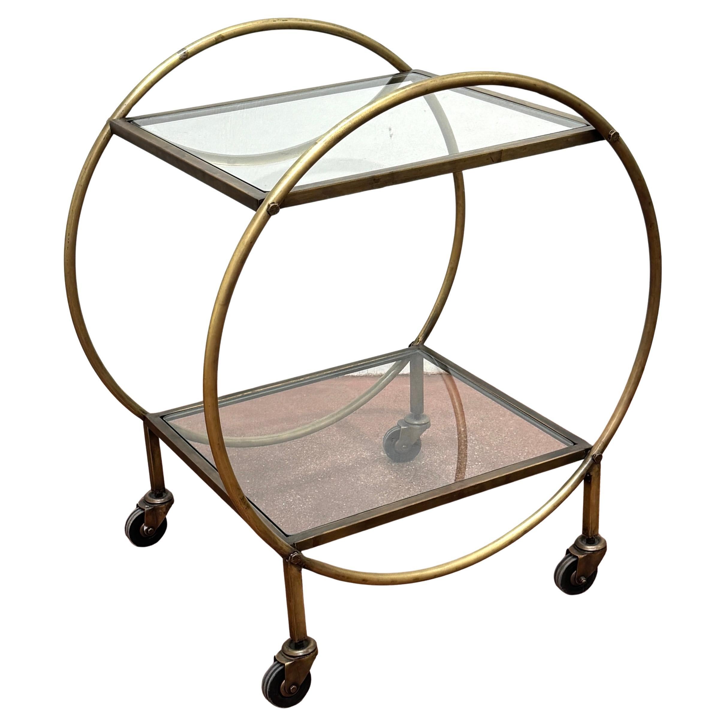 Chariot de bar sphérique de style moderne français à deux niveaux en métal patiné doré et verre en vente