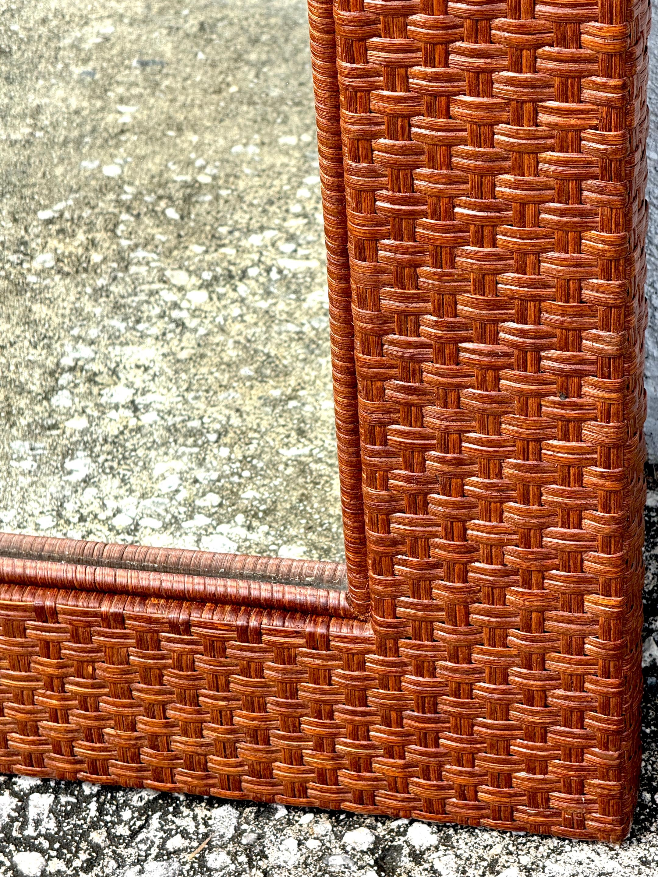 Specchio rettangolare da terra o a figura intera in rattan intrecciato in stile moderno francese In condizioni buone in vendita a West Palm Beach, FL