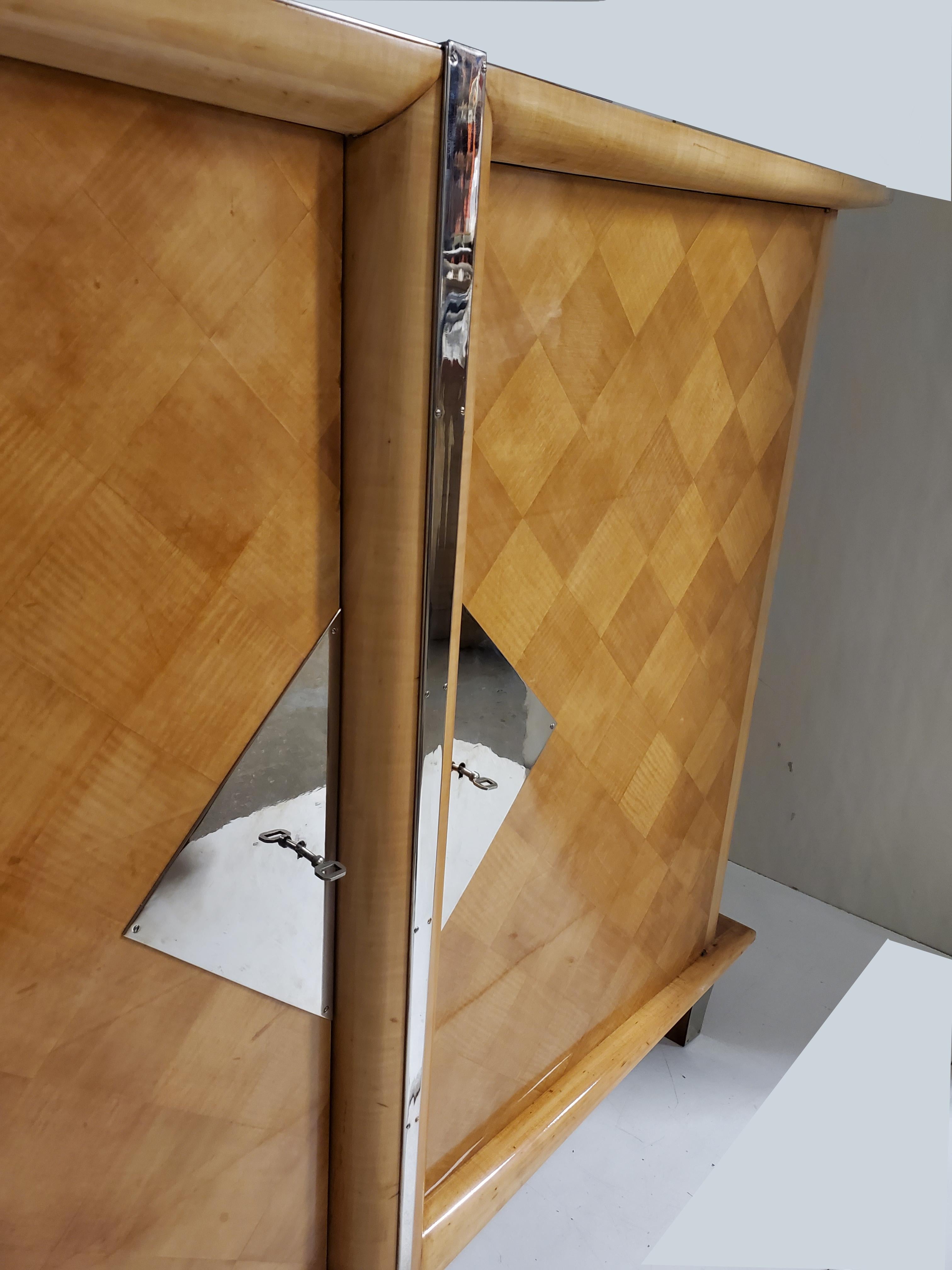 Moderner hoher blonder Parkettschrank, Mini-Schrank mit Nickelbesatz im Angebot 2