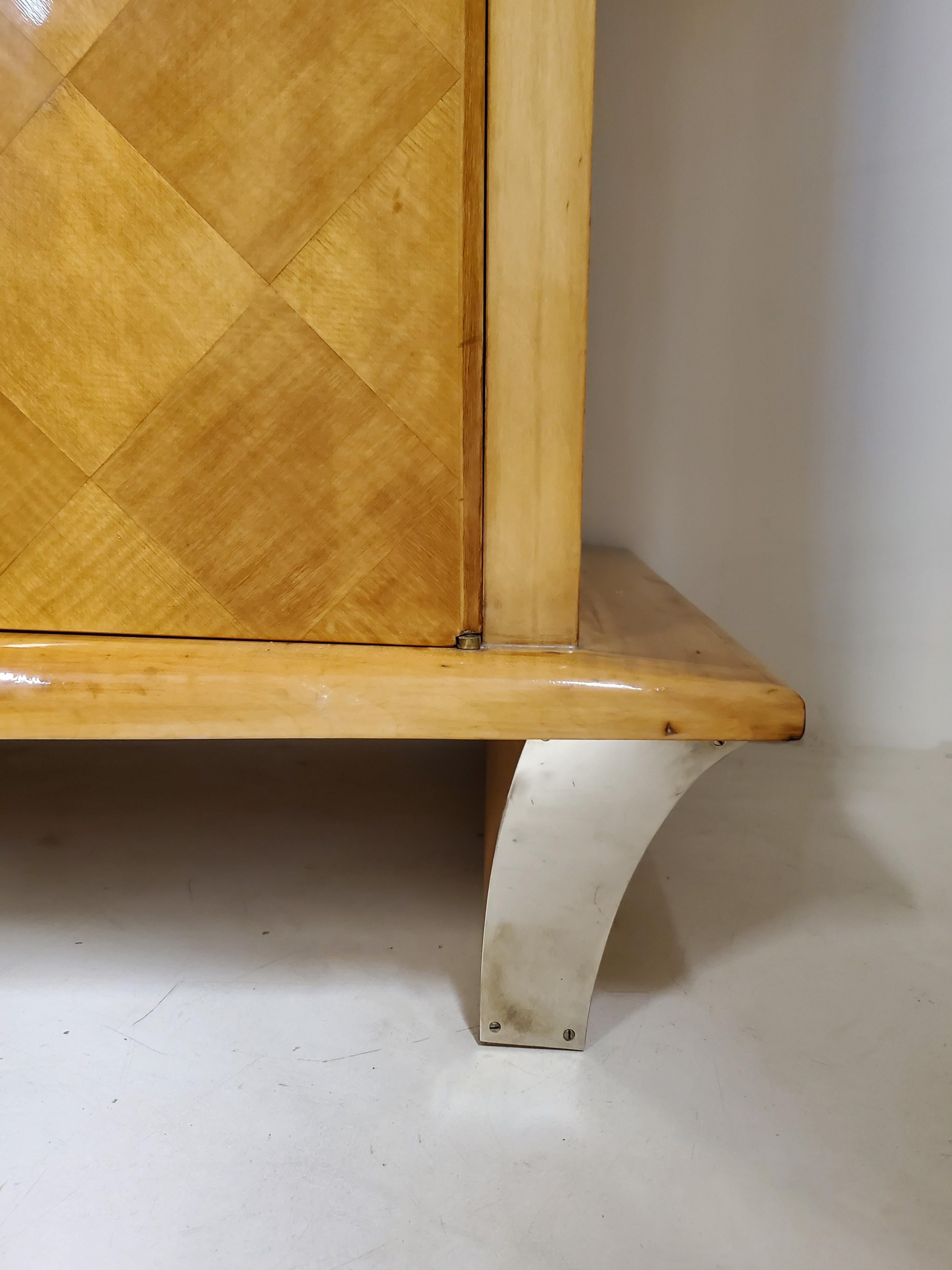 Moderner hoher blonder Parkettschrank, Mini-Schrank mit Nickelbesatz im Angebot 8