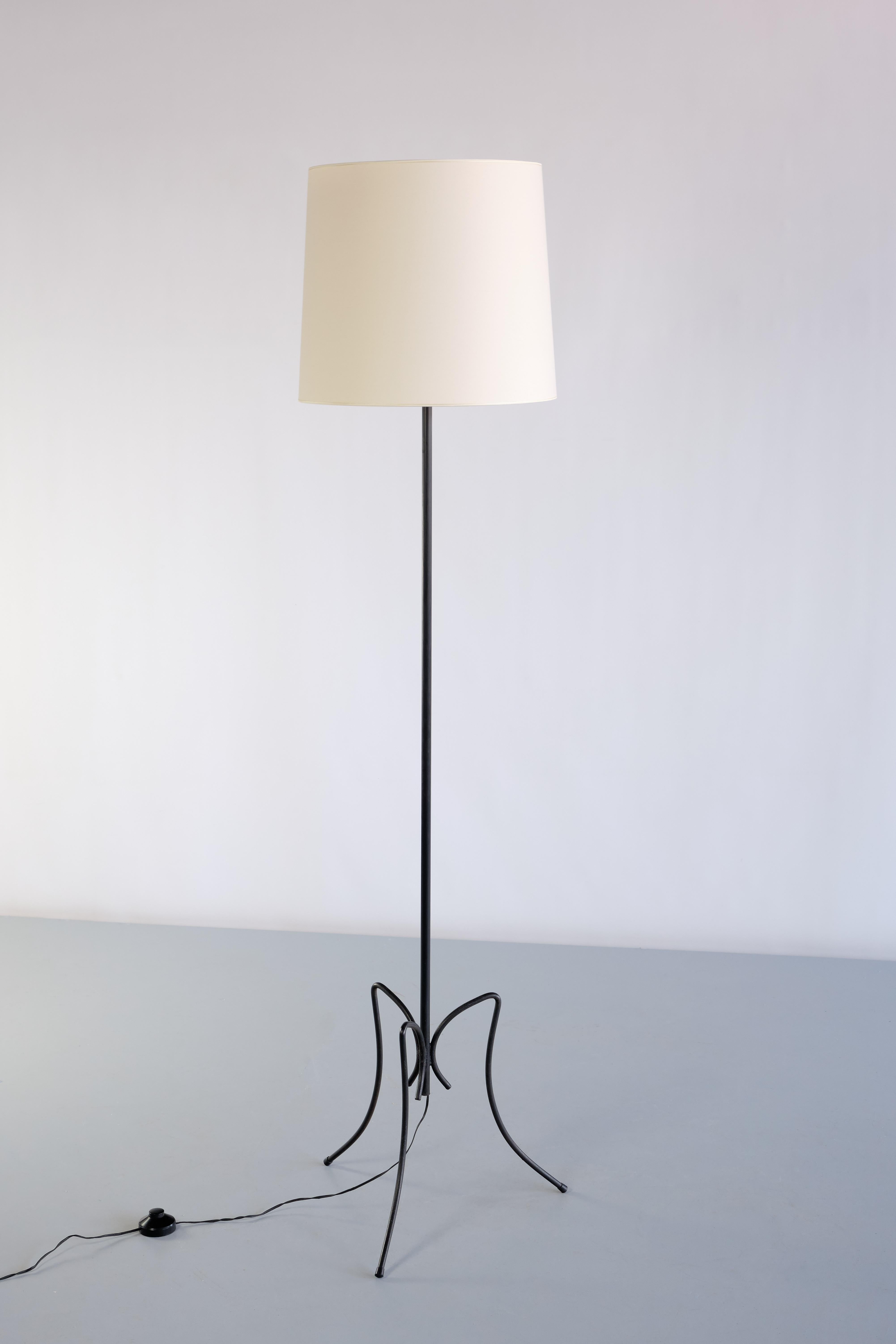 French Modern Three Legged Floor Lamp, Black Iron and Ivory Shade, 1950s For Sale 1