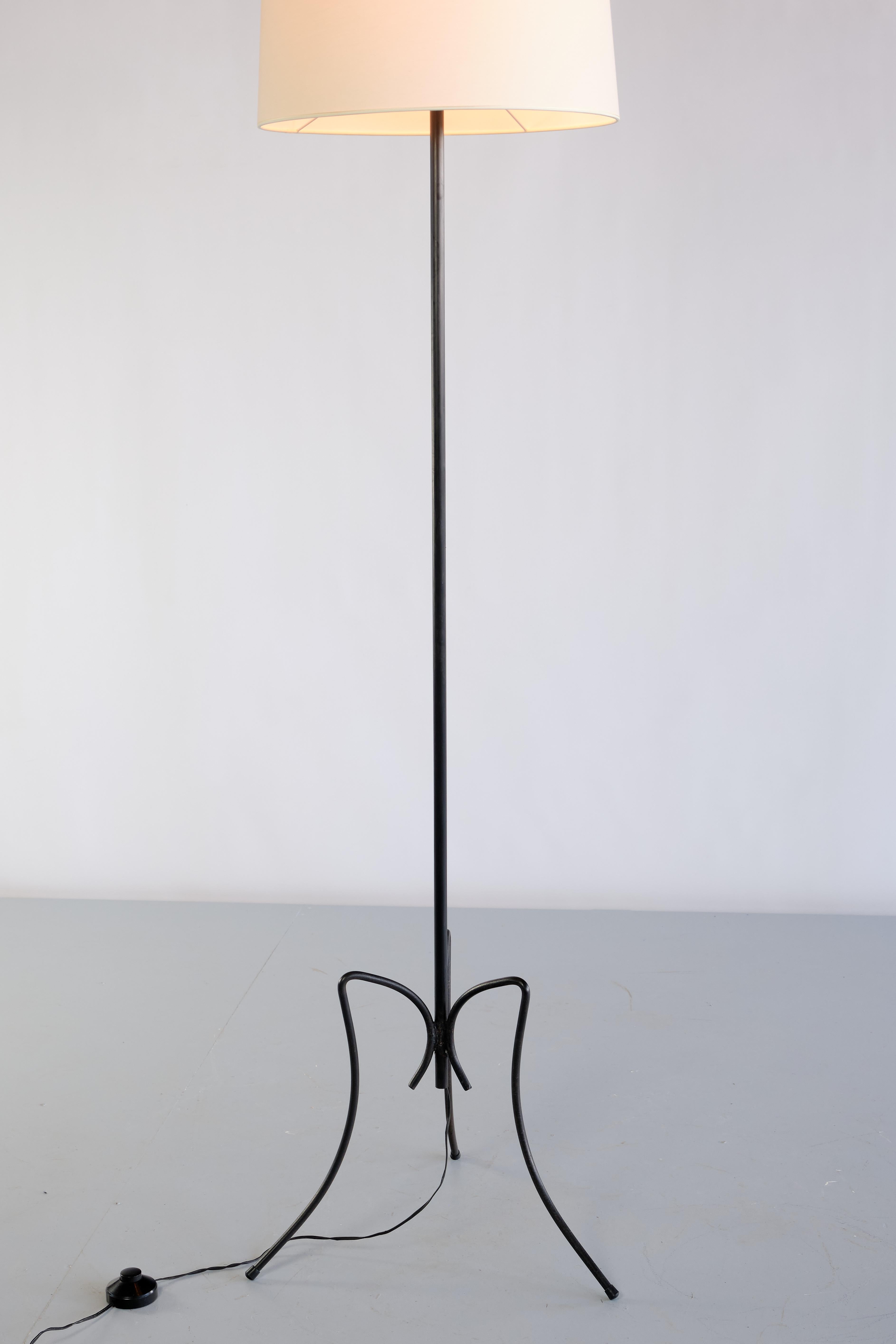 Dreibeinige Stehlampe aus schwarzem Eisen und elfenbeinfarbenem Schirm, französische Moderne, 1950er Jahre (Moderne der Mitte des Jahrhunderts) im Angebot