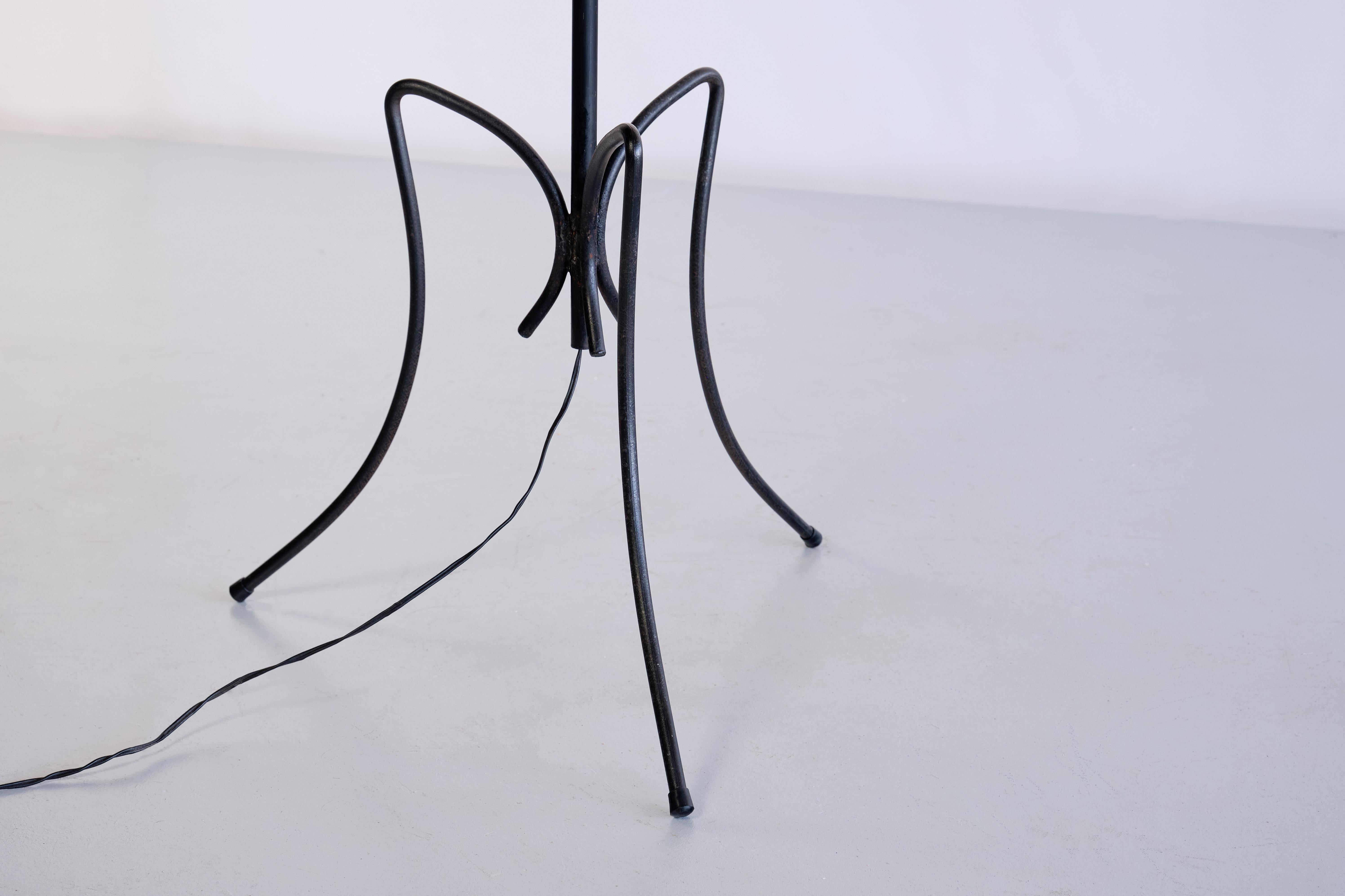 Lámpara de pie moderna francesa de tres patas, hierro negro y pantalla marfil, años 50 Moderno de mediados de siglo en venta
