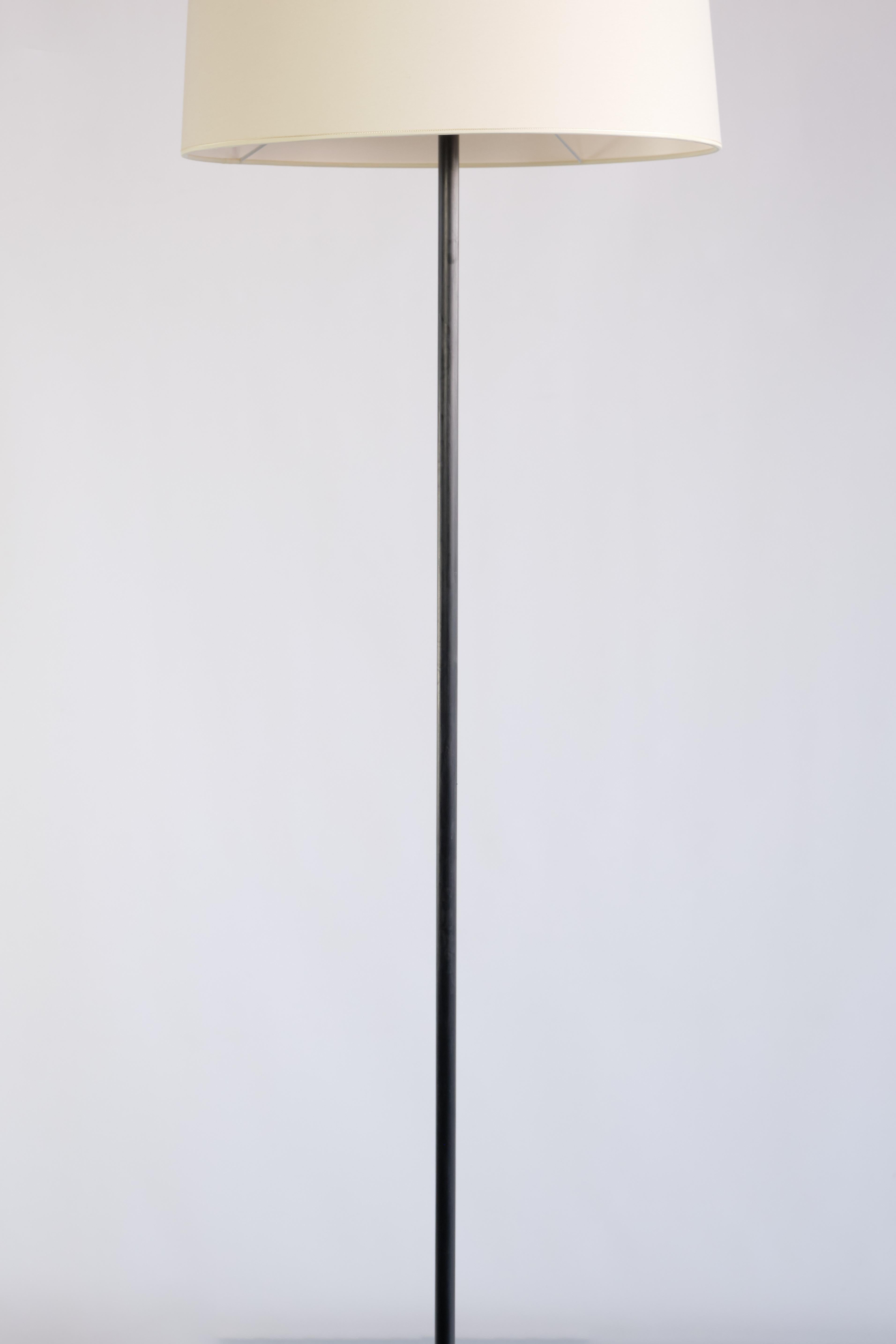 Dreibeinige Stehlampe aus schwarzem Eisen und elfenbeinfarbenem Schirm, französische Moderne, 1950er Jahre (Stoff) im Angebot