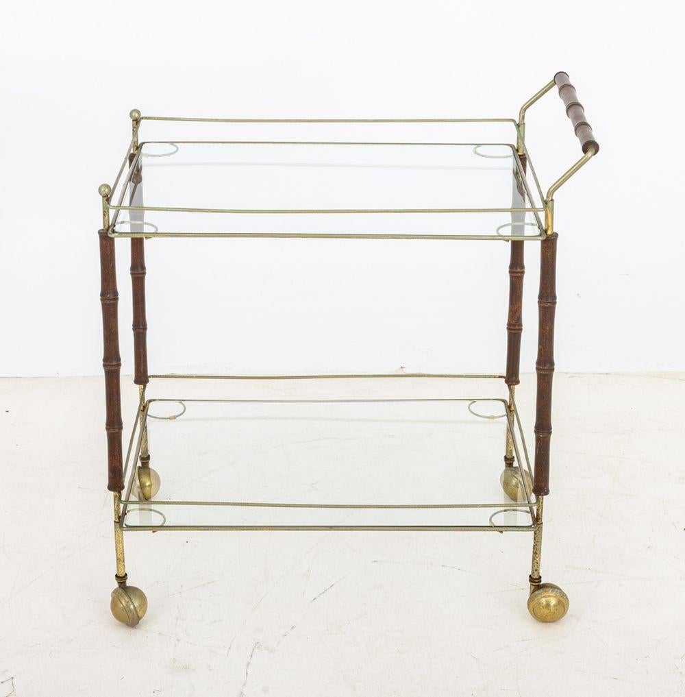 Moderno Carrello da bar francese moderno a due piani in ottone e noce in vendita
