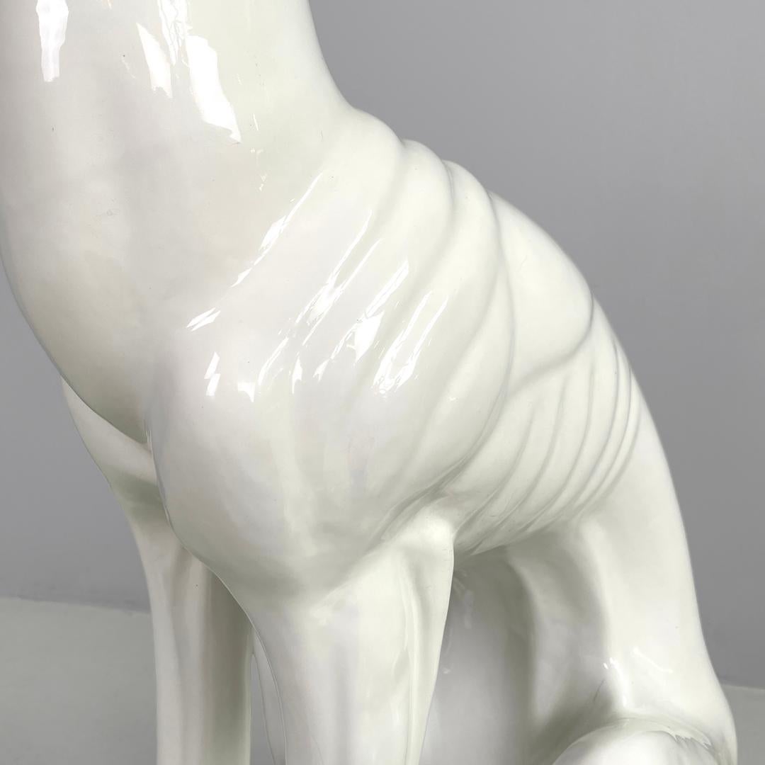 Escultura moderna francesa de perro galgo de cerámica blanca de Roche Bobois, años 80 en venta 3