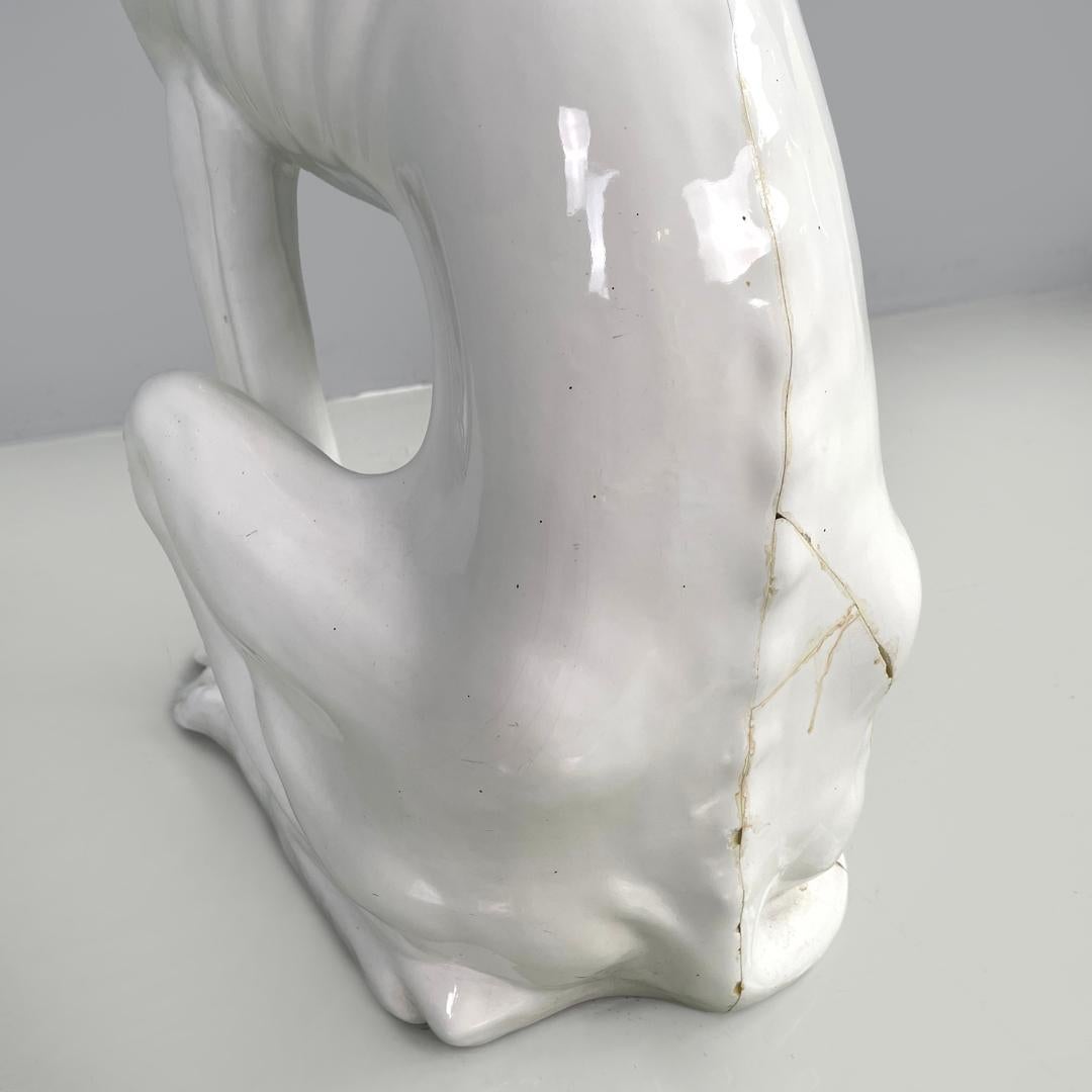 Escultura moderna francesa de perro galgo de cerámica blanca de Roche Bobois, años 80 en venta 4