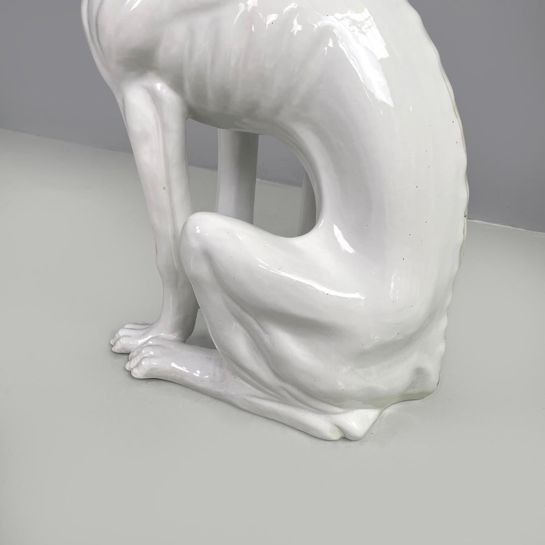 Escultura moderna francesa de perro galgo de cerámica blanca de Roche Bobois, años 80 en venta 9