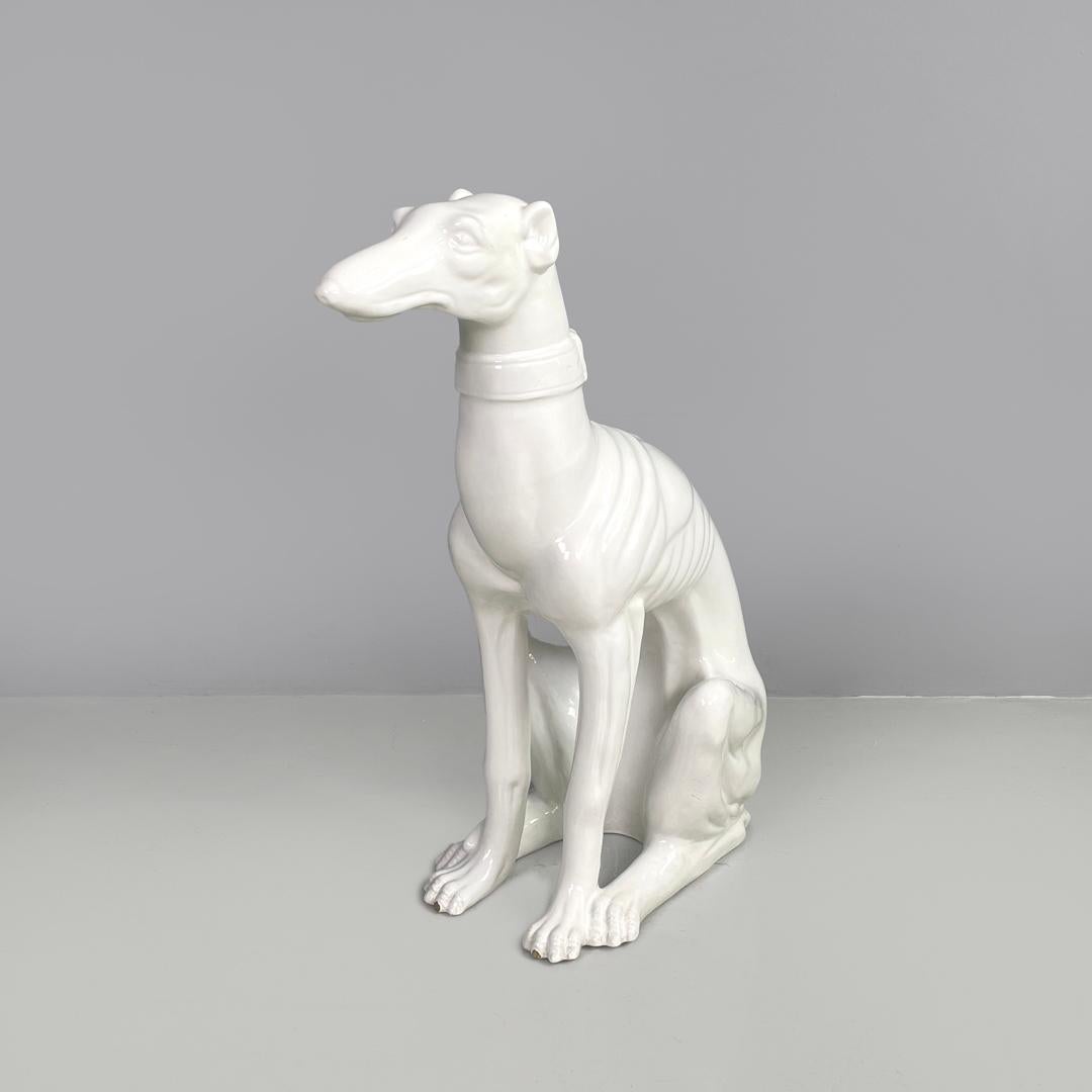 Escultura moderna francesa de perro galgo de cerámica blanca de Roche Bobois, años 80
Escultura que representa a un perro galgo en cerámica blanca con acabado brillante. El perro aparece sentado, con un collar alrededor del cuello y las partes de su