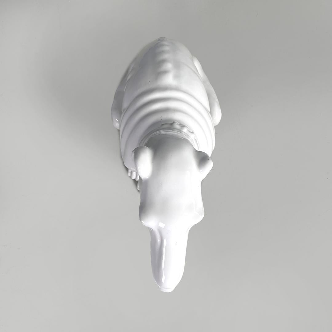 Escultura moderna francesa de perro galgo de cerámica blanca de Roche Bobois, años 80 finales del siglo XX en venta