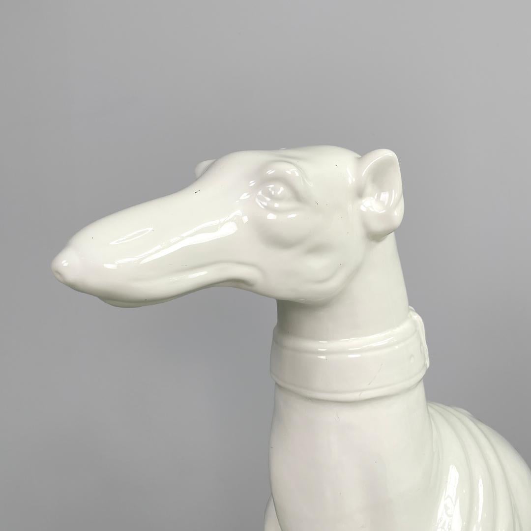 Escultura moderna francesa de perro galgo de cerámica blanca de Roche Bobois, años 80 en venta 2