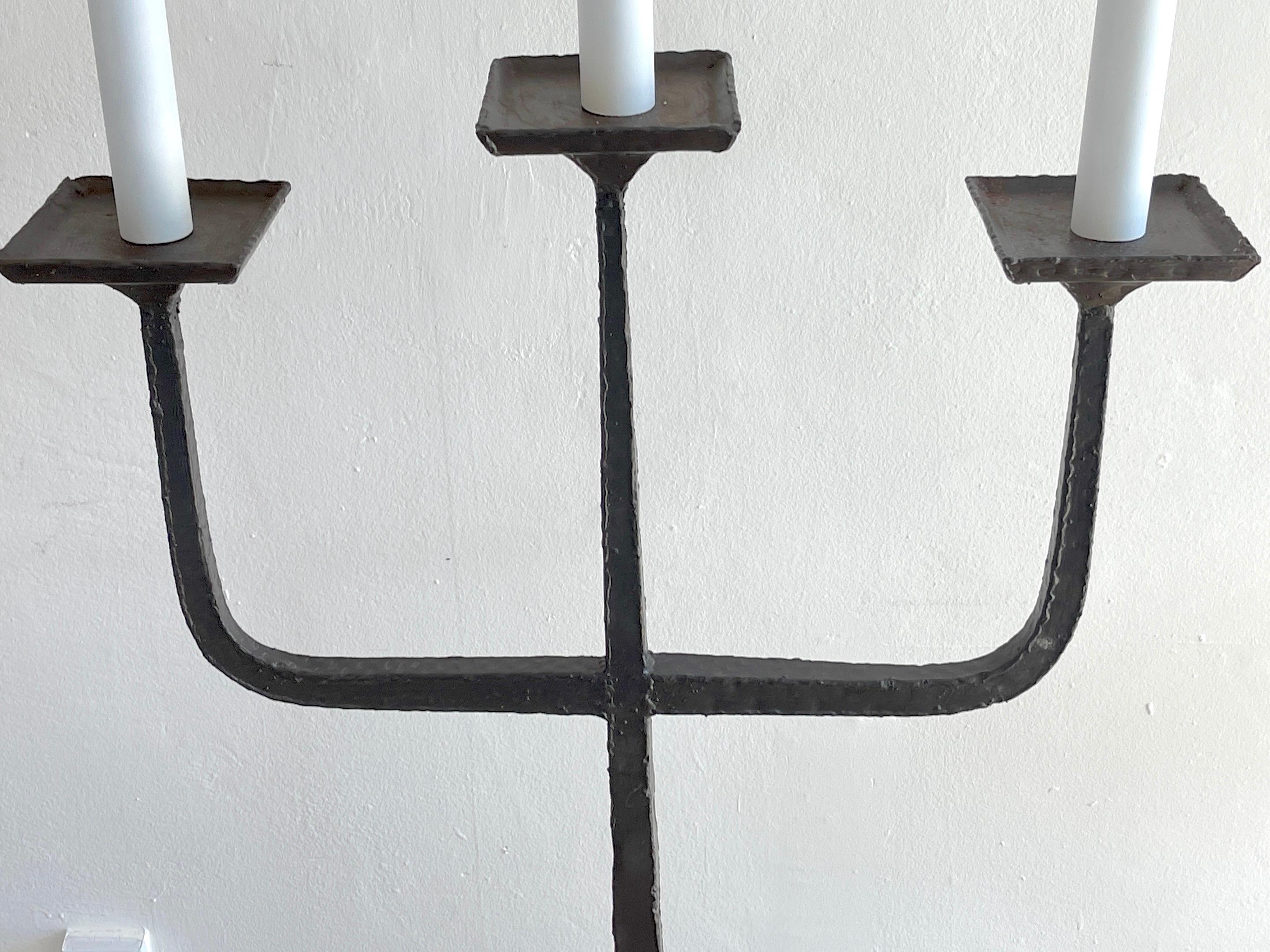 Drei-Licht-Kandelaber-Stehleuchte aus Schmiedeeisen, Französische Moderne im Zustand „Gut“ im Angebot in West Palm Beach, FL
