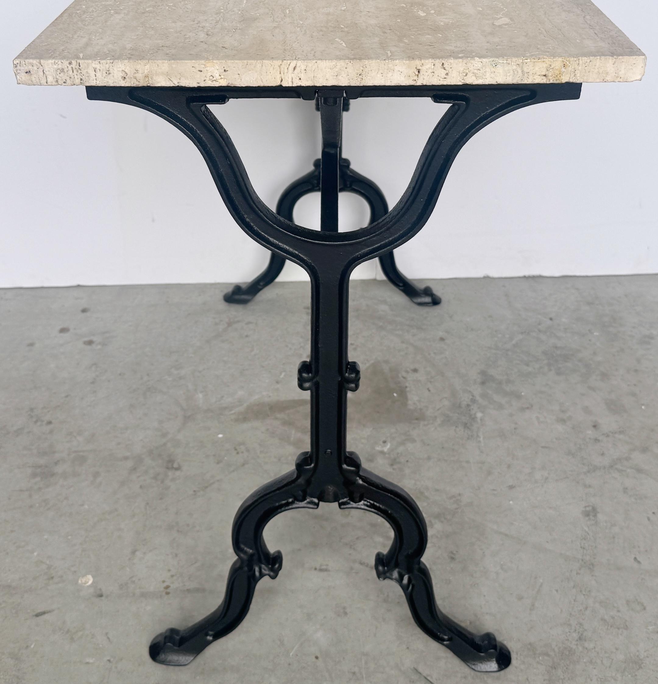 Table de bistrot/de jardin moderne française rectangulaire en fer forgé et travertin en vente 2