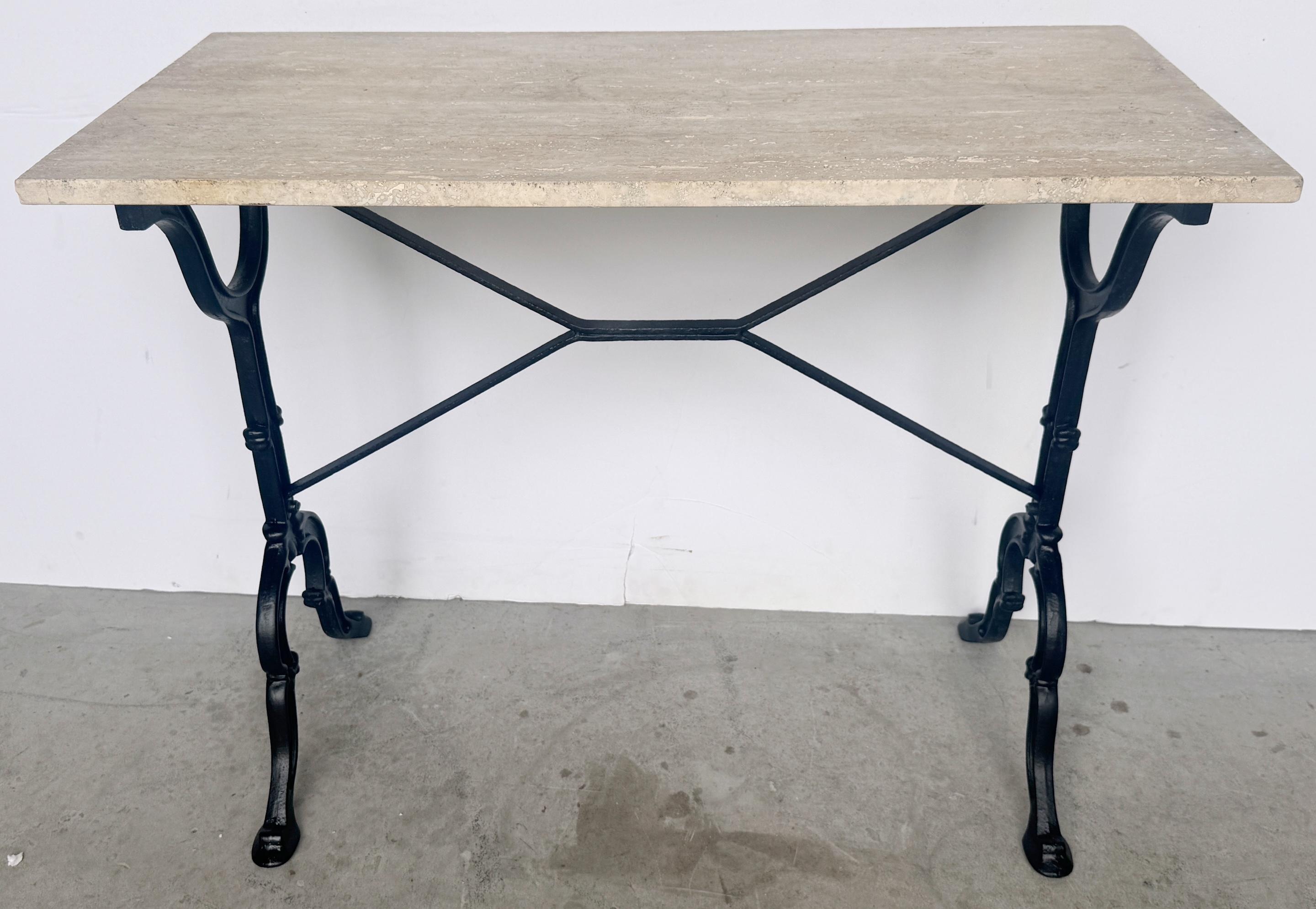 20ième siècle Table de bistrot/de jardin moderne française rectangulaire en fer forgé et travertin en vente