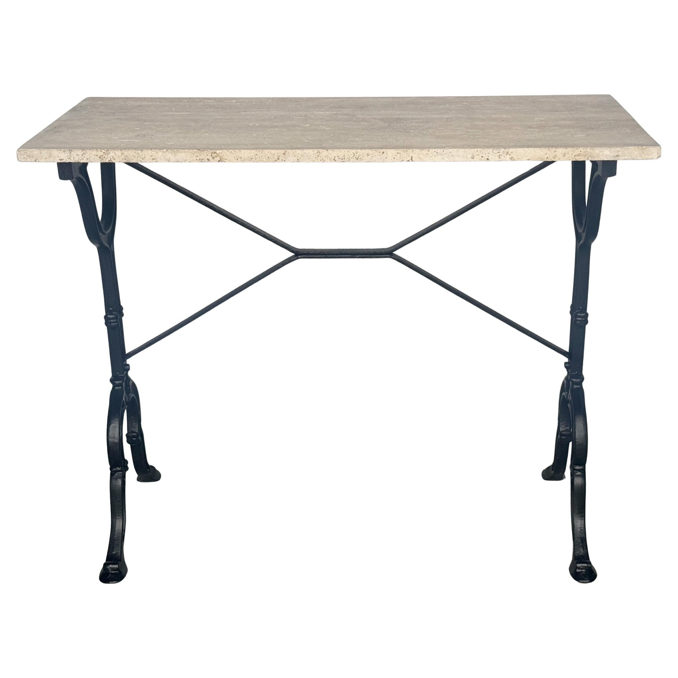 Table de bistrot/de jardin moderne française rectangulaire en fer forgé et travertin en vente