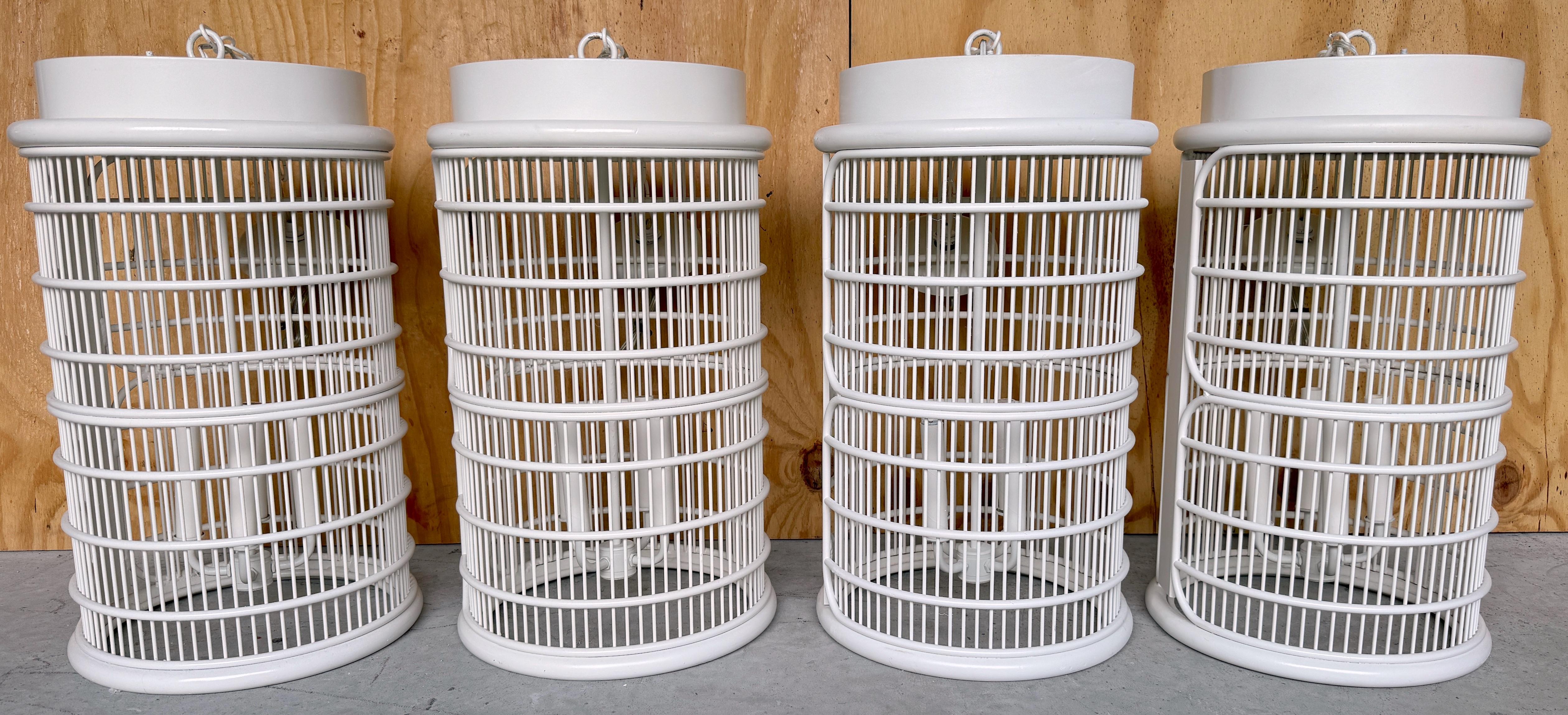 Lanterne moderne française en fer forgé blanc, vendue individuellement, 4 disponibles
France, Circa 1950s

Une trouvaille rare, fabriquée en France vers les années 1950, chaque lanterne élégante mesure 22 pouces de haut et 13 pouces de diamètre. Ils