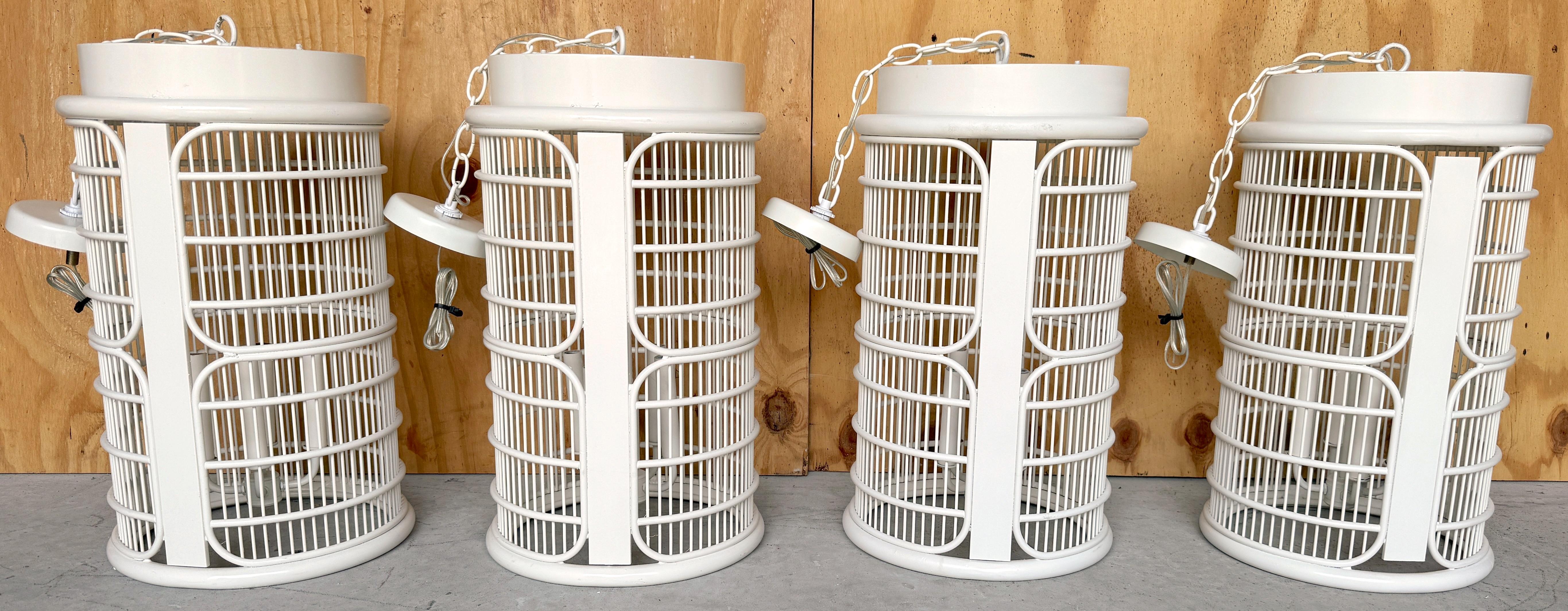 Peint Lanterne moderne française en fer forgé blanc, vendue individuellement, 4 disponibles en vente