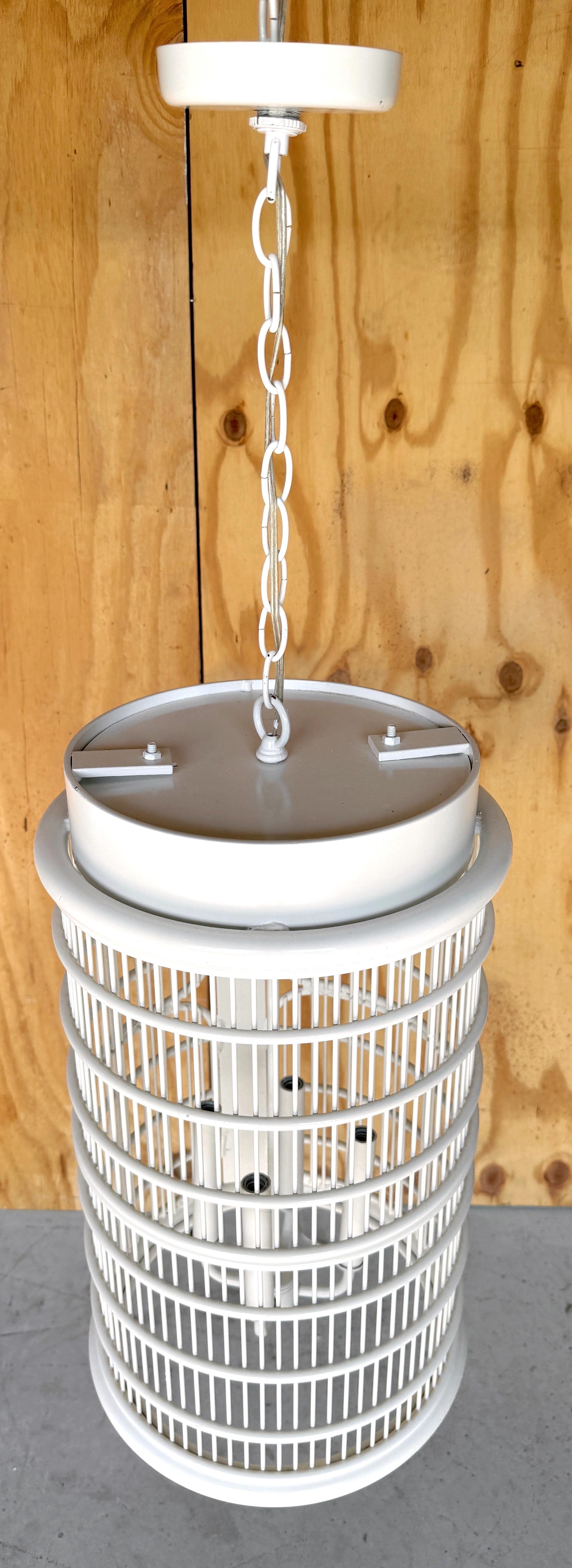 20ième siècle Lanterne moderne française en fer forgé blanc, vendue individuellement, 4 disponibles en vente