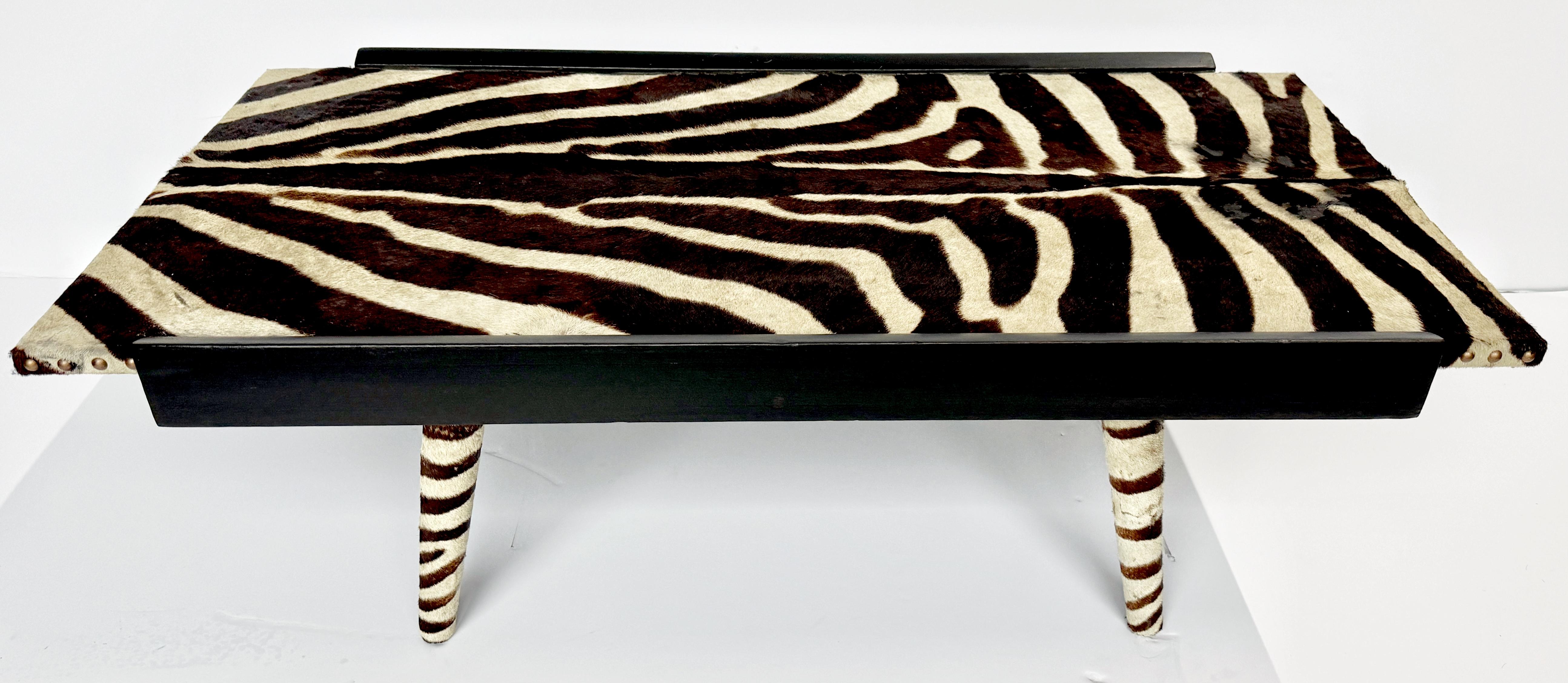 Französischer moderner Couchtisch aus Zebrafell, Messing und ebonisiertem Holz, ca. 1960er Jahre (Moderne) im Angebot