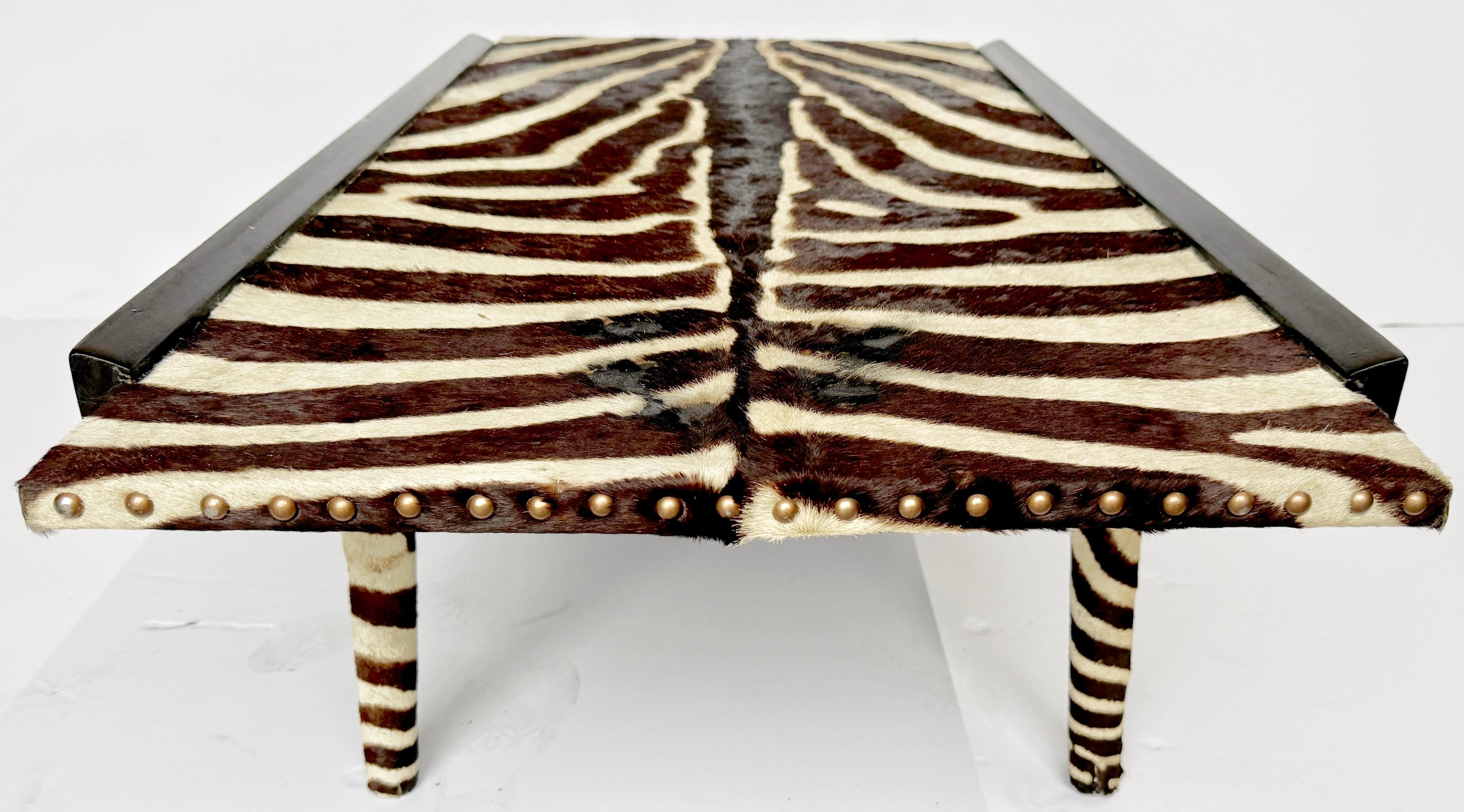 Französischer moderner Couchtisch aus Zebrafell, Messing und ebonisiertem Holz, ca. 1960er Jahre im Zustand „Gut“ im Angebot in West Palm Beach, FL