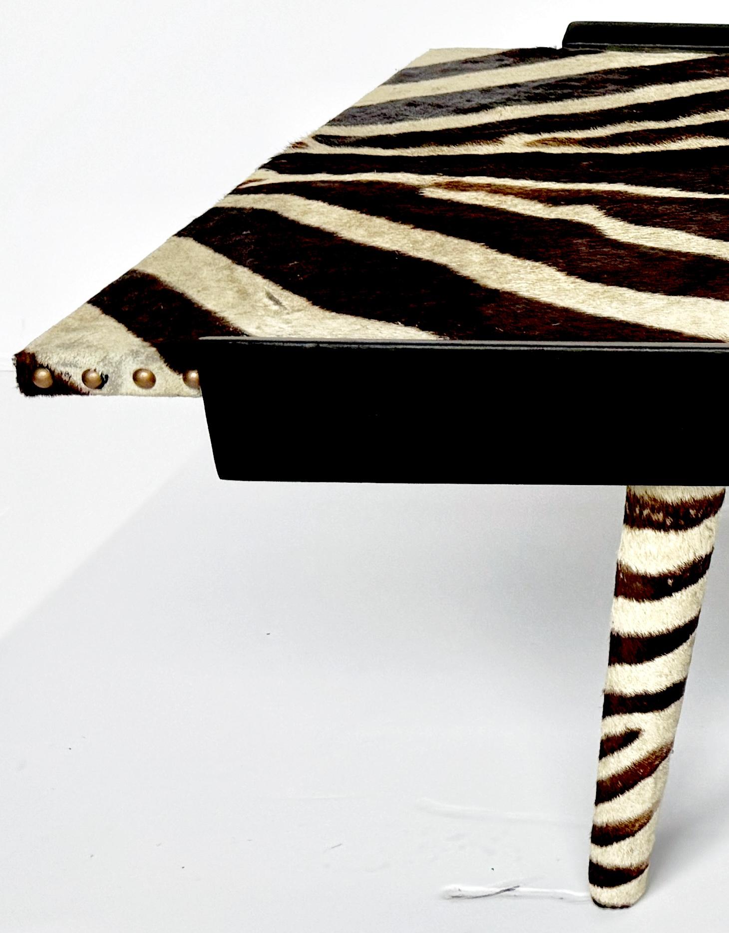 Französischer moderner Couchtisch aus Zebrafell, Messing und ebonisiertem Holz, ca. 1960er Jahre im Angebot 1